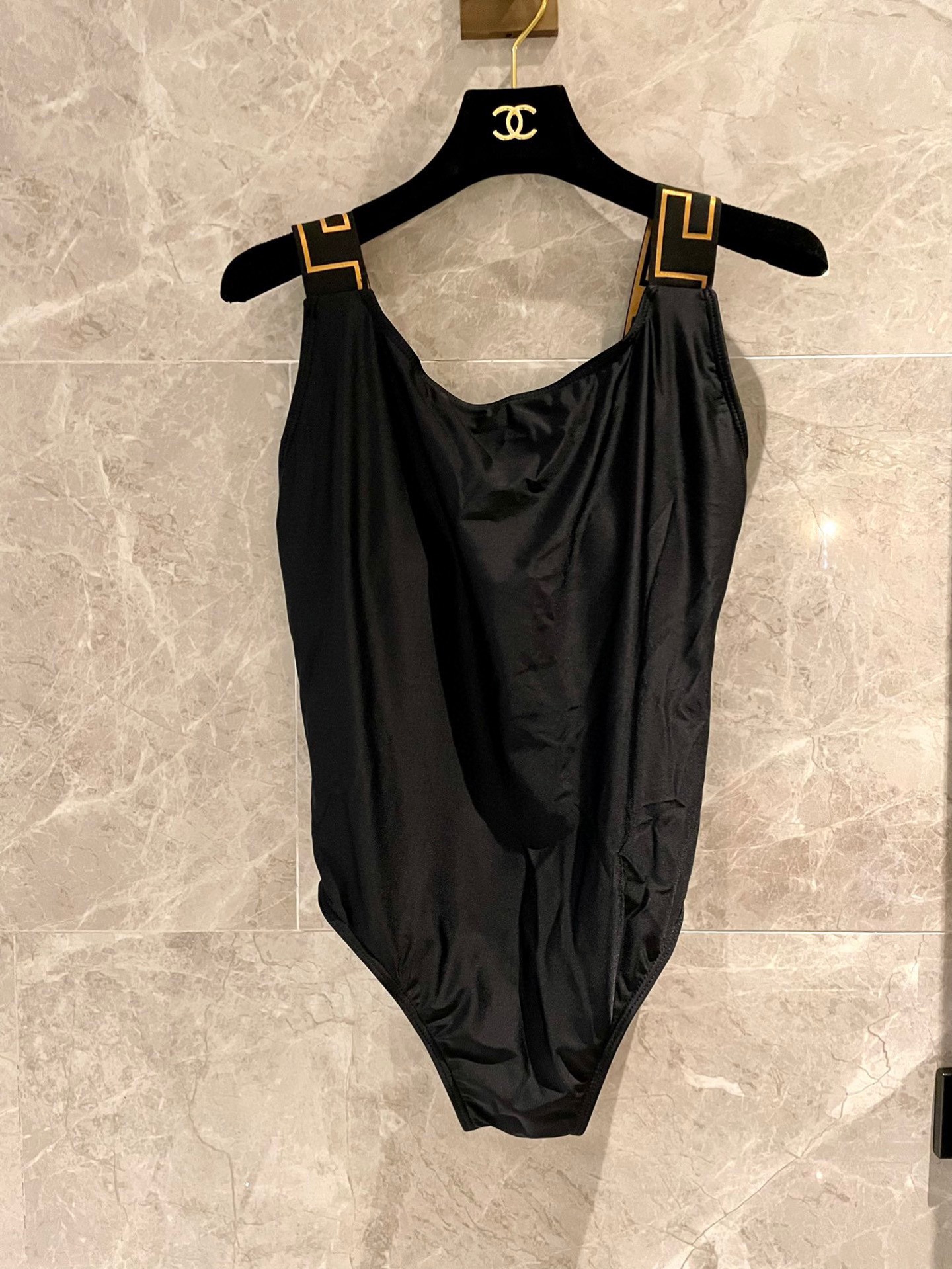  范思哲新款连体泳衣 👙❤️😍🥰适合多种场景的游泳衣🏊‍♀️海边 游泳池 温泉 水上乐园 漂流都可以😌内