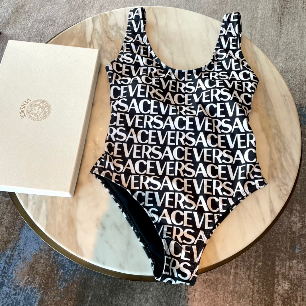  范思哲新款连体泳衣 👙❤️😍🥰适合多种场景的游泳衣🏊‍♀️海边 游泳池 温泉 水上乐园 漂流都可以😌内