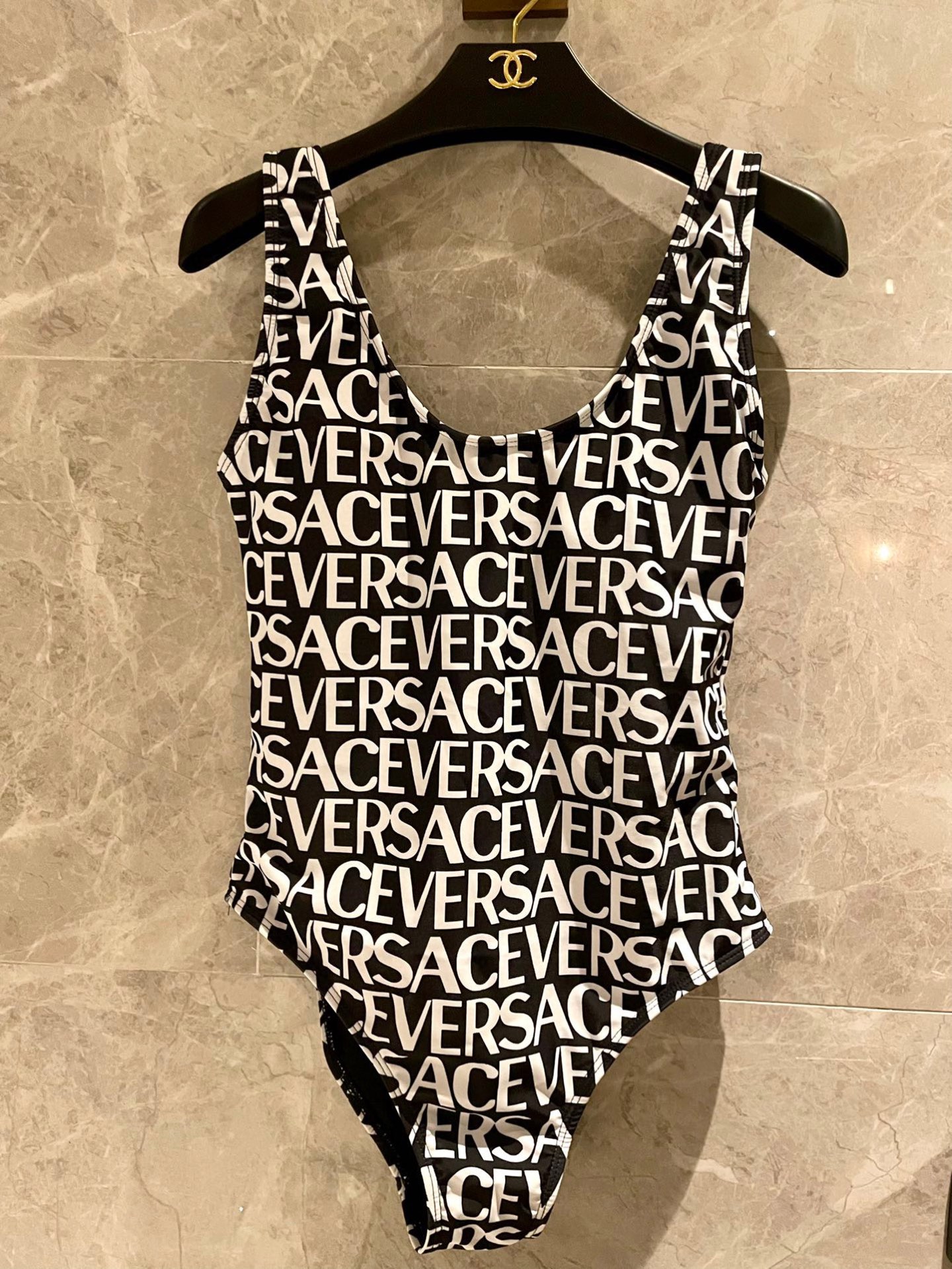  范思哲新款连体泳衣 👙❤️😍🥰适合多种场景的游泳衣🏊‍♀️海边 游泳池 温泉 水上乐园 漂流都可以😌内
