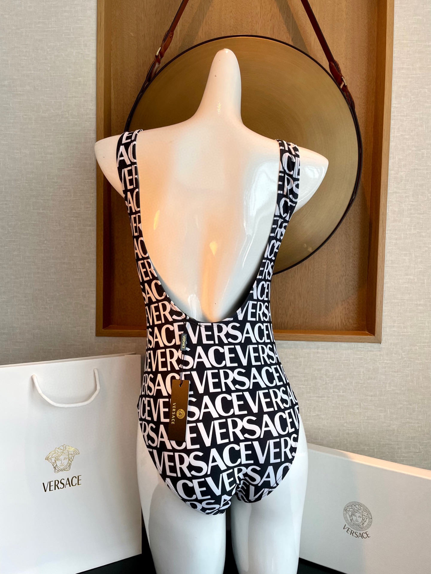  范思哲新款连体泳衣 👙❤️😍🥰适合多种场景的游泳衣🏊‍♀️海边 游泳池 温泉 水上乐园 漂流都可以😌内