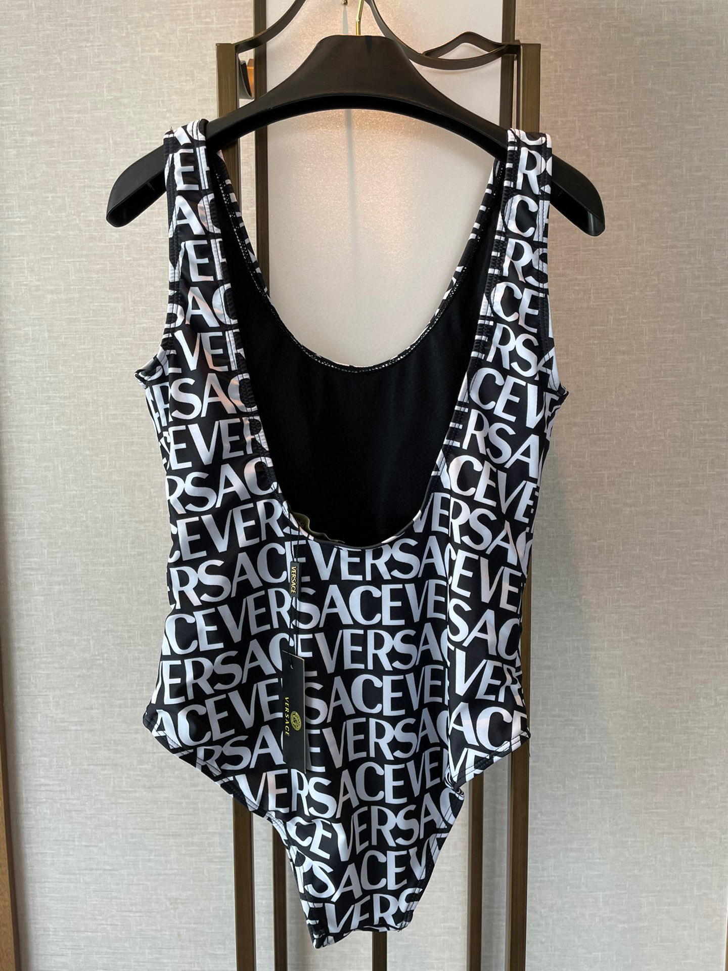  范思哲新款连体泳衣 👙❤️😍🥰适合多种场景的游泳衣🏊‍♀️海边 游泳池 温泉 水上乐园 漂流都可以😌内