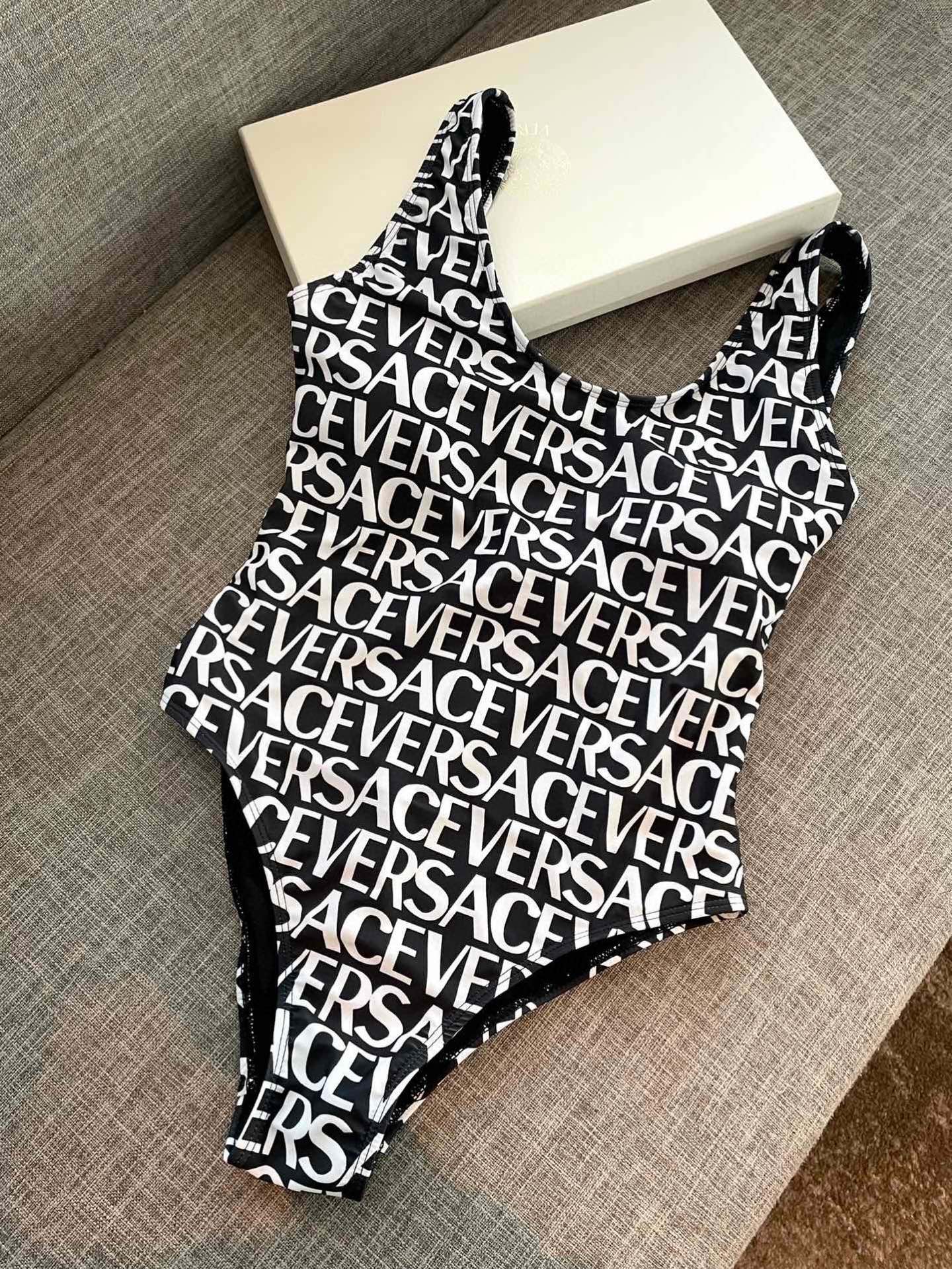  范思哲新款连体泳衣 👙❤️😍🥰适合多种场景的游泳衣🏊‍♀️海边 游泳池 温泉 水上乐园 漂流都可以😌内