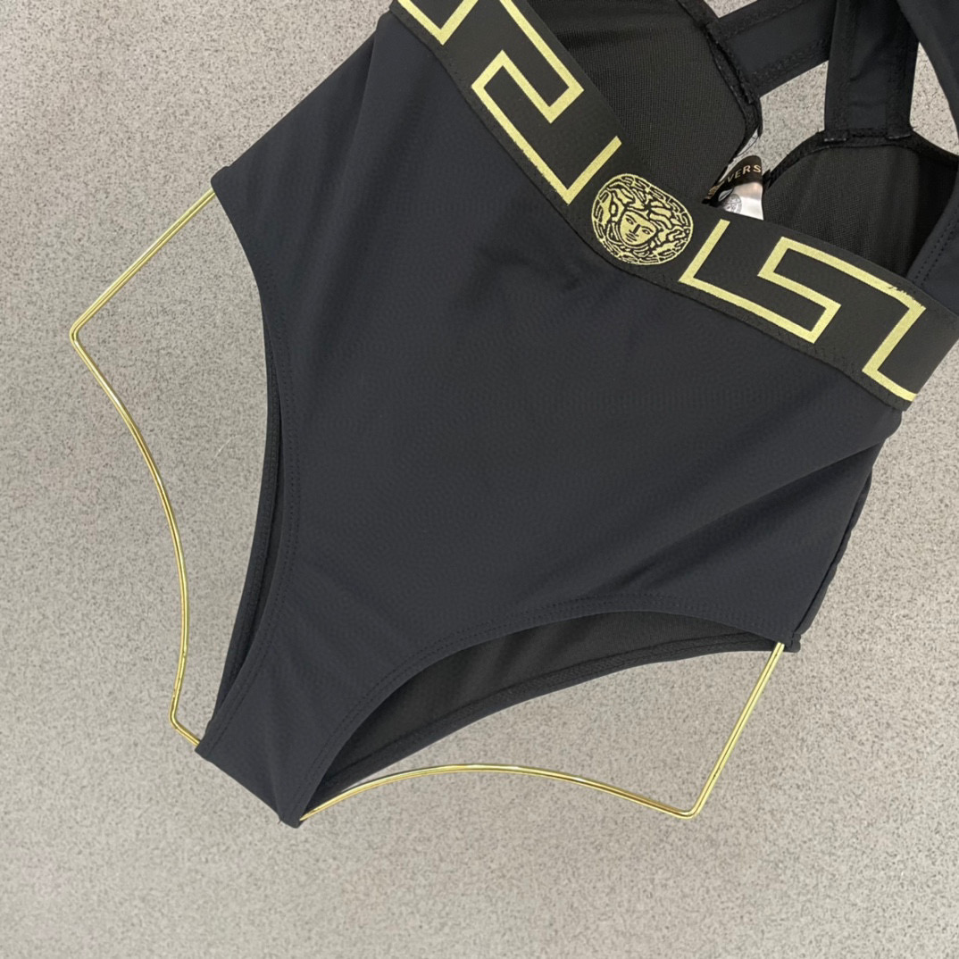  范思哲新款连体泳衣 👙❤️😍🥰适合多种场景的游泳衣🏊‍♀️海边 游泳池 温泉 水上乐园 漂流都可以😌内