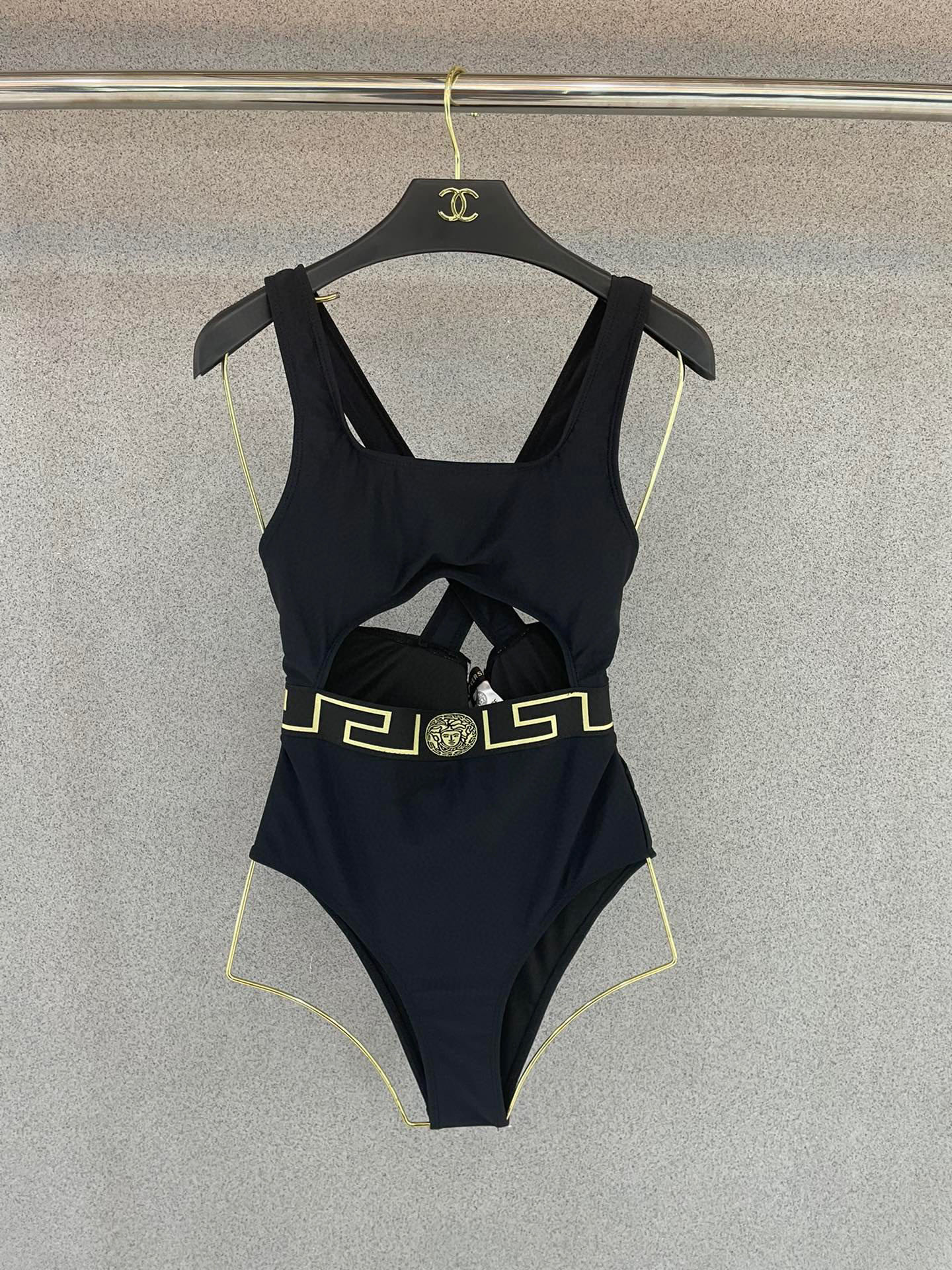  范思哲新款连体泳衣 👙❤️😍🥰适合多种场景的游泳衣🏊‍♀️海边 游泳池 温泉 水上乐园 漂流都可以😌内