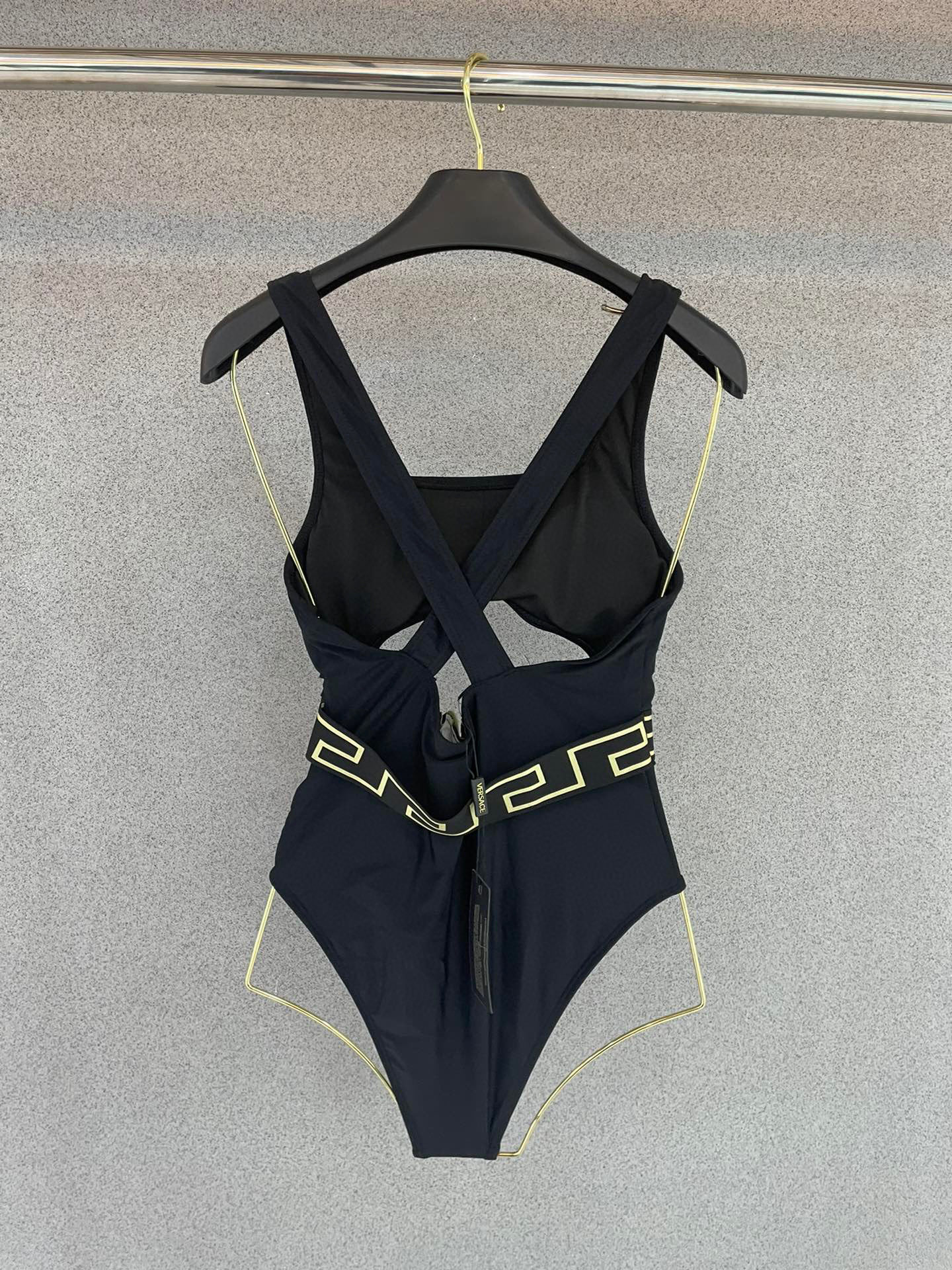  范思哲新款连体泳衣 👙❤️😍🥰适合多种场景的游泳衣🏊‍♀️海边 游泳池 温泉 水上乐园 漂流都可以😌内