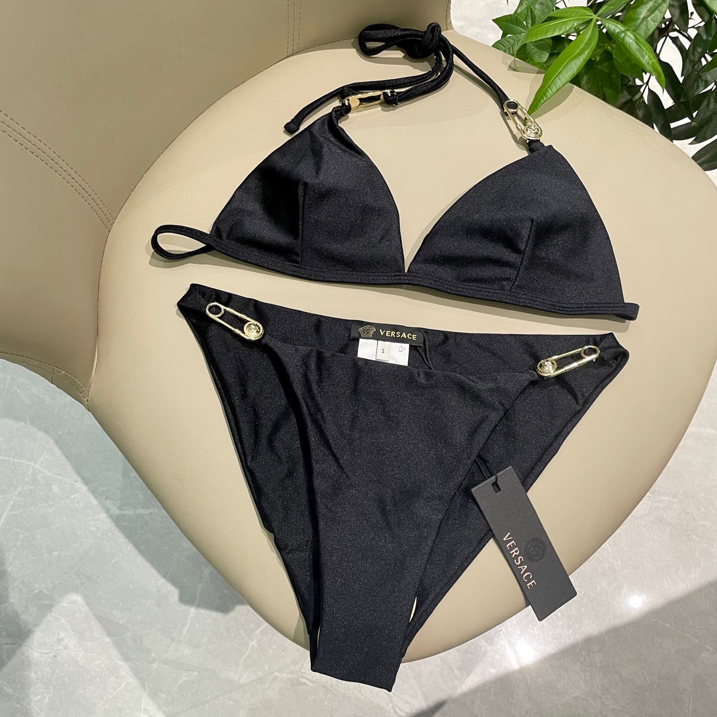  范思哲😍🥰适合多种场景的游泳衣🏊‍♀️海边 游泳池 温泉 水上乐园 漂流都可以😌内搭也完全可以 连体设