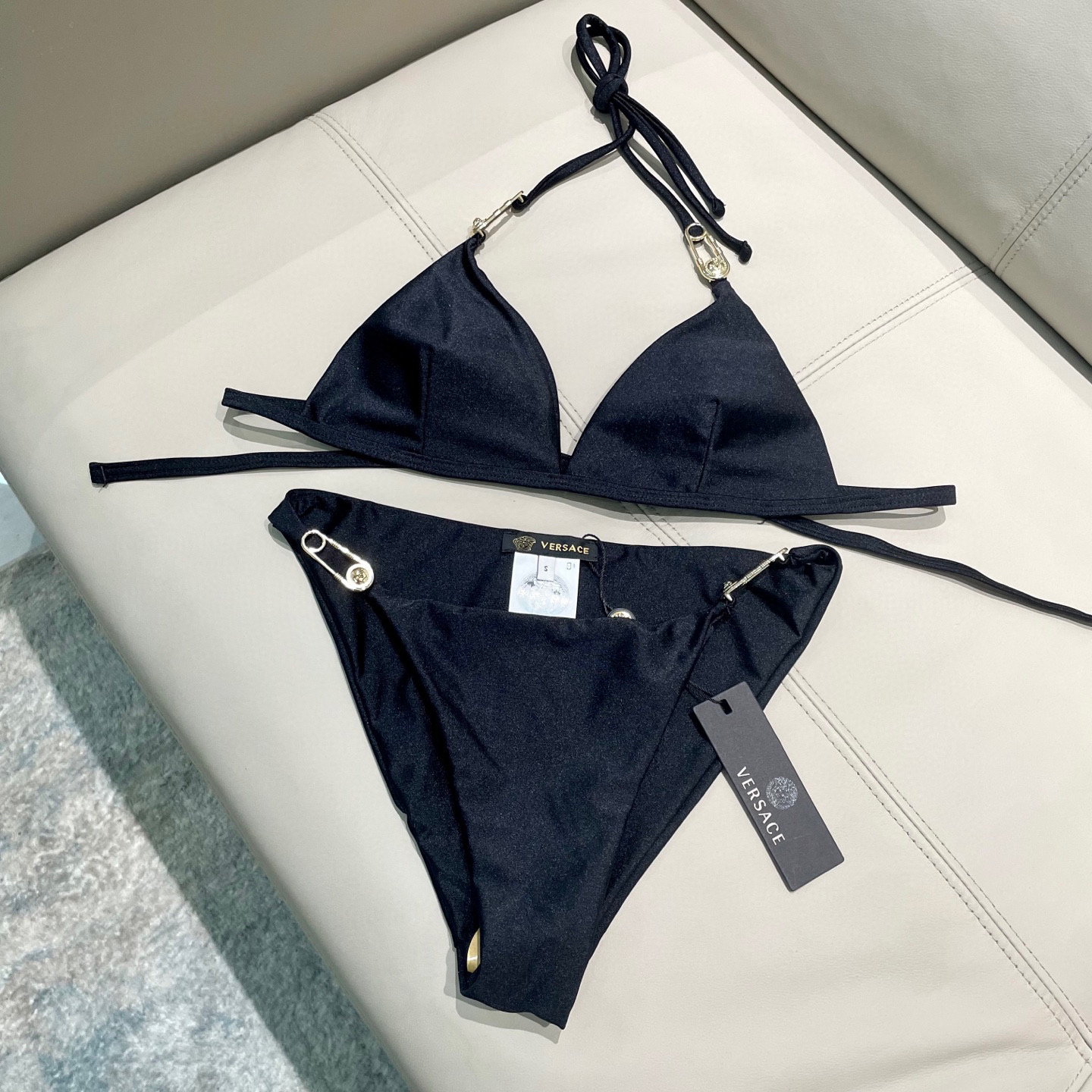 范思哲😍🥰适合多种场景的游泳衣🏊‍♀️海边 游泳池 温泉 水上乐园 漂流都可以😌内搭也完全可以 连体设