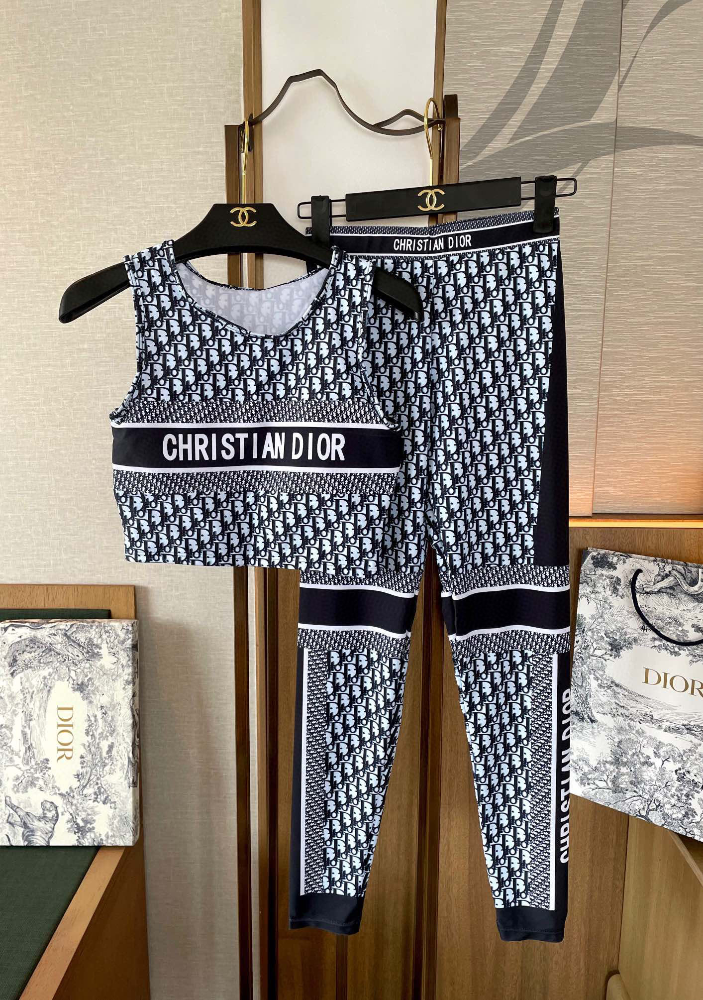 NO:373903,Dior Fendi's new high elastic fitness yoga suit sports suit~Shape waist vest (with chest pad) + slim buttock lifting to make it look slim and leggings. Size SM LXl swimsuits, swimsuits, swimsuits, bikinis19860909Dior 芬迪新款高弹力健身瑜伽服运动套装~塑腰小背心（带胸垫）+修身提臀显瘦打底裤脚 码数SM LXl泳衣泳裤比基尼,泳衣，泳裤，比基尼,dior,fendi,swimsuits,bikinis,accessory