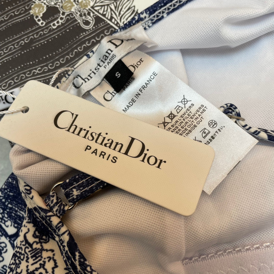  Dior 迪奥😍🥰适合多种场景的游泳衣🏊‍♀️海边 游泳池 温泉 水上乐园 漂流都可以😌内搭也完全可以