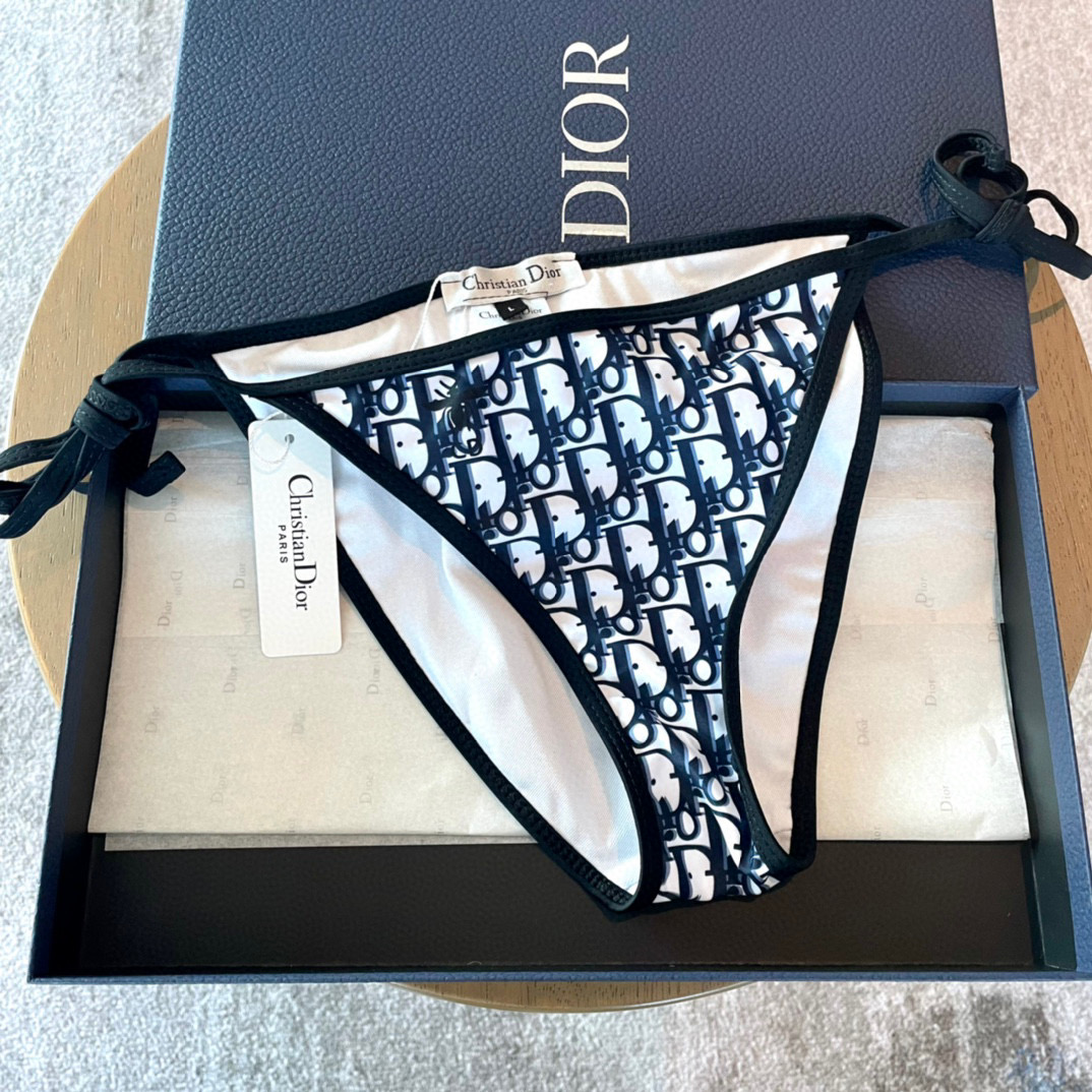  Dior比基尼👙❤️😍🥰适合多种场景的游泳衣🏊‍♀️海边 游泳池 温泉 水上乐园 漂流都可以😌内搭外穿