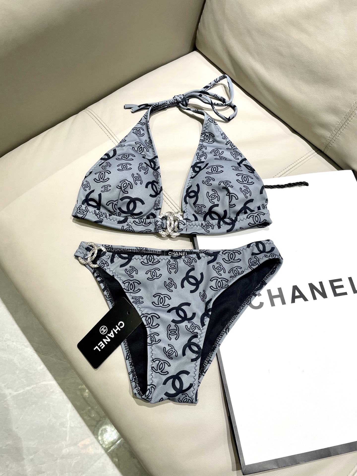  香奈儿新款连体😍🥰适合多种场景的游泳衣🏊‍♀️海边 游泳池 温泉 水上乐园 漂流都可以😌内搭也完全可以