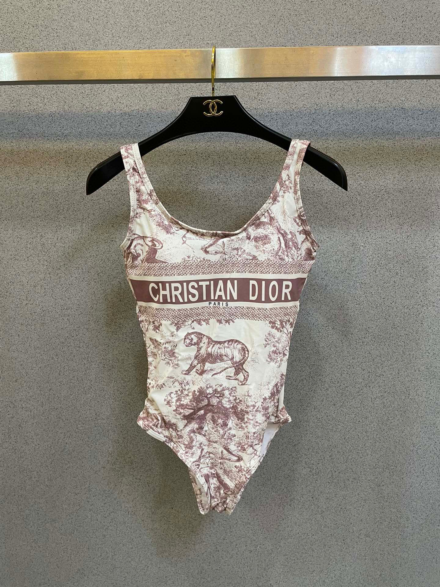 NO:373916,Dior One-piece swimsuit suitable for a variety of scenes♀Seaside, swimming pool, hot spring, water park, rafting can be worn inside or completely. One-piece design covers the flesh and looks tall. The abdomen is a little fleshy and does not affect our beauty. The back design reveals the beautiful back. The fabric is breathable and comfortable. The quick-drying elastic swimsuit is easier to clean. S M L Xl swimsuits, swimsuits, bikinis, dior, dior, swimsuits, bikinis19860909Dior 迪奥连体泳衣 适合多种场景的游泳衣♀海边 游泳池 温泉 水上乐园 漂流都可以内搭也完全可以 连体设计遮肉显高挑 腹部有点肉肉也不影响咱美美的 背面设计大露美背 面料透气舒适.速干弹性的游泳衣更加帖肤易清洗 码数S M L Xl泳衣泳裤比基尼,泳衣，泳裤，比基尼,dior,dior,swimsuits,bikinis,accessory