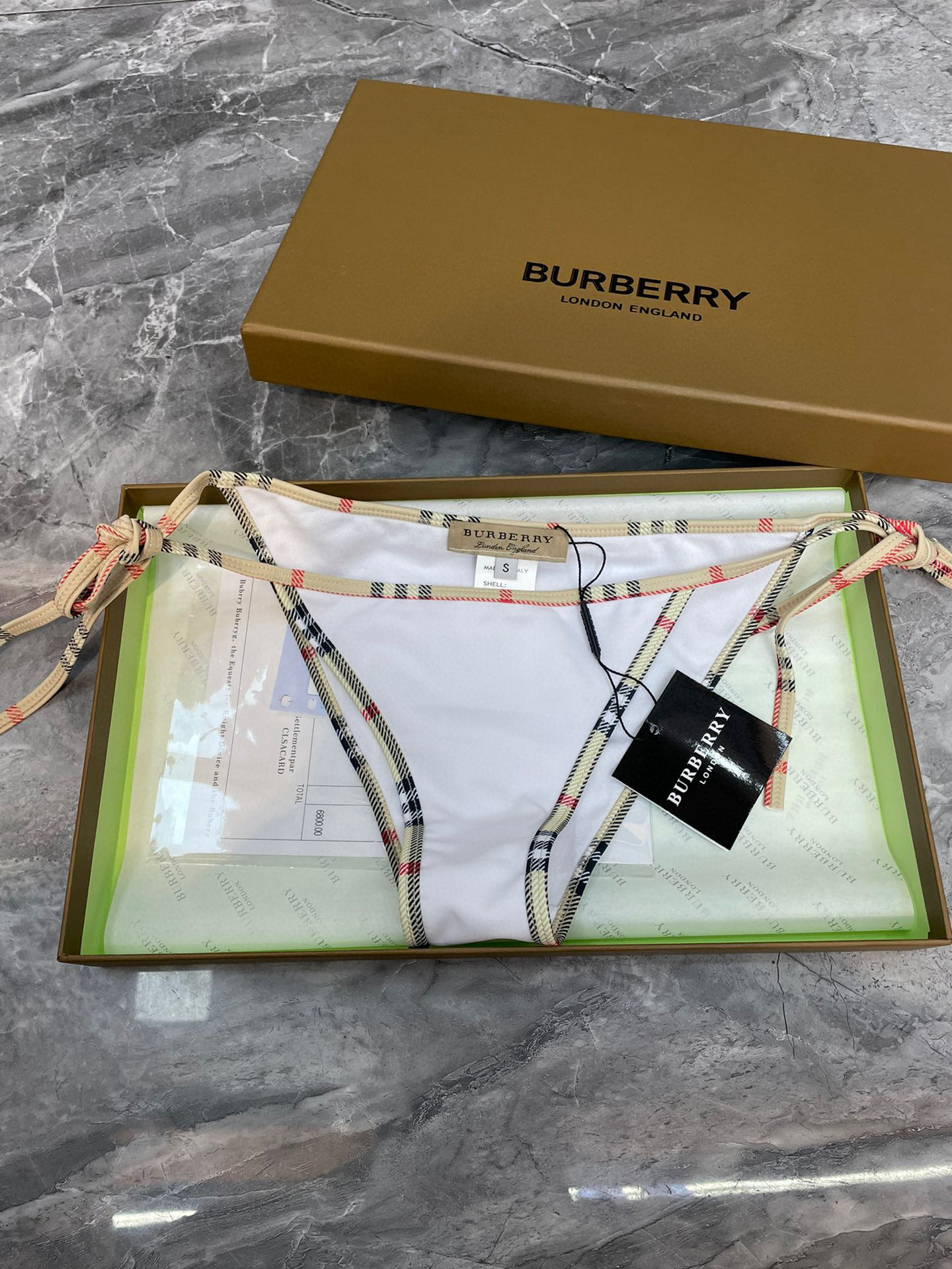  Burberry巴宝莉新款比基尼👙 上身超级棒！同步各大专柜发售，自然而然呈现时尚感！十分减龄，具有年