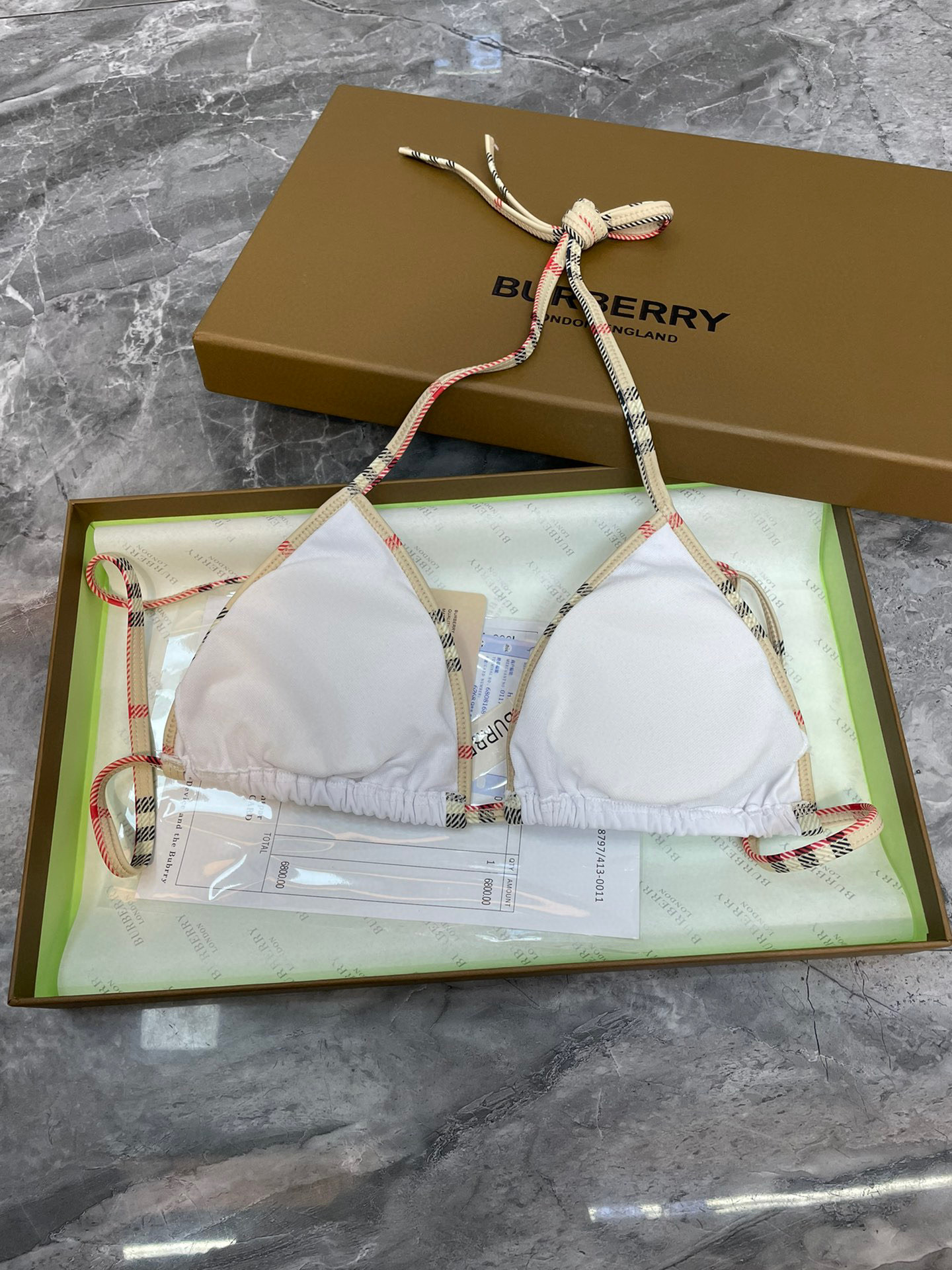  Burberry巴宝莉新款比基尼👙 上身超级棒！同步各大专柜发售，自然而然呈现时尚感！十分减龄，具有年