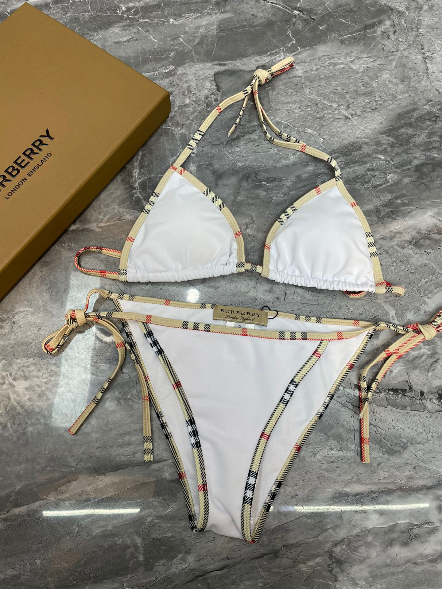  Burberry巴宝莉新款比基尼👙 上身超级棒！同步各大专柜发售，自然而然呈现时尚感！十分减龄，具有年