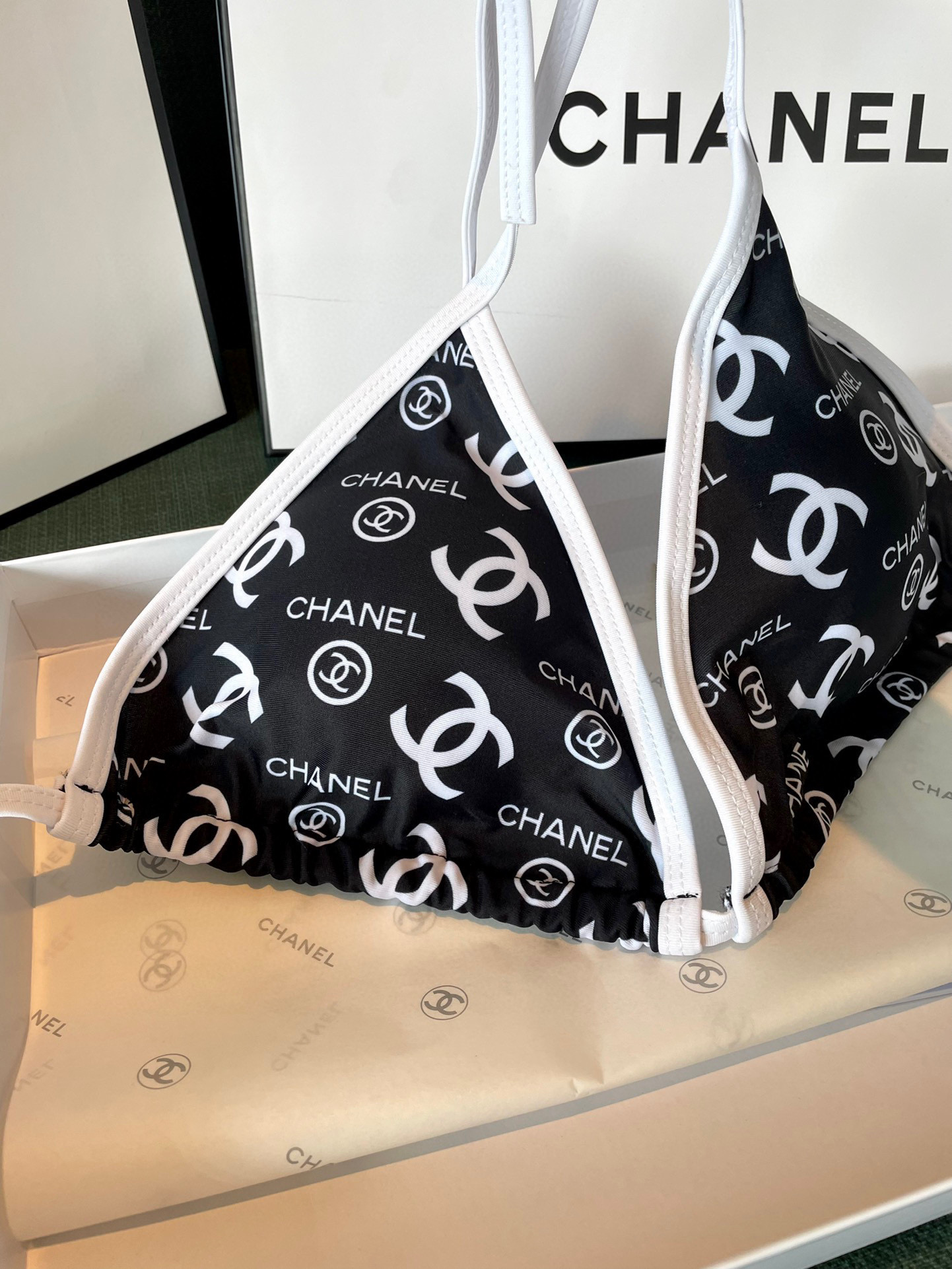  Chanel 香奈儿新款印花比基尼👙❤️😍🥰适合多种场景的游泳衣🏊‍♀️海边 游泳池 温泉 水上乐园 