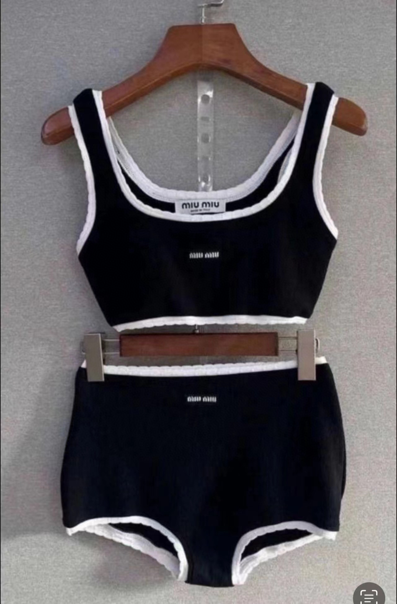 NO:374485,Miumiu's new celebrity temperament style split swimsuit (breastless pad) is suitable for swimsuits in many scenarios. The beach, swimming pool, hot spring, water park, rafting can be worn inside. The one-piece design covers the flesh and looks tall. The abdomen is a bit fleshy and does not affect our beauty. The fabric is breathable and comfortable. The quick-drying elastic swimsuit is easier to clean. S M L Xl swimsuits, swimsuits, bikinis19860909缪缪miumiu新款名媛气质风分体泳衣（无胸垫）适合多种场景的游泳衣♀海边 游泳池 温泉 水上乐园 漂流都可以内搭也完全可以 连体设计遮肉显高挑 腹部有点肉肉也不影响咱美美的 面料透气舒适.速干弹性的游泳衣更加帖肤易清洗 码数S M L Xl泳衣泳裤比基尼,泳衣，泳裤，比基尼,miumiu,swimsuits,bikinis,accessory