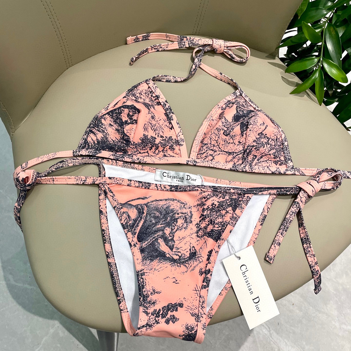  迪奥新款分体泳衣  三件套 时尚潮流款 😍🥰适合多种场景的游泳衣🏊‍♀️海边 游泳池 温泉 水上乐园 