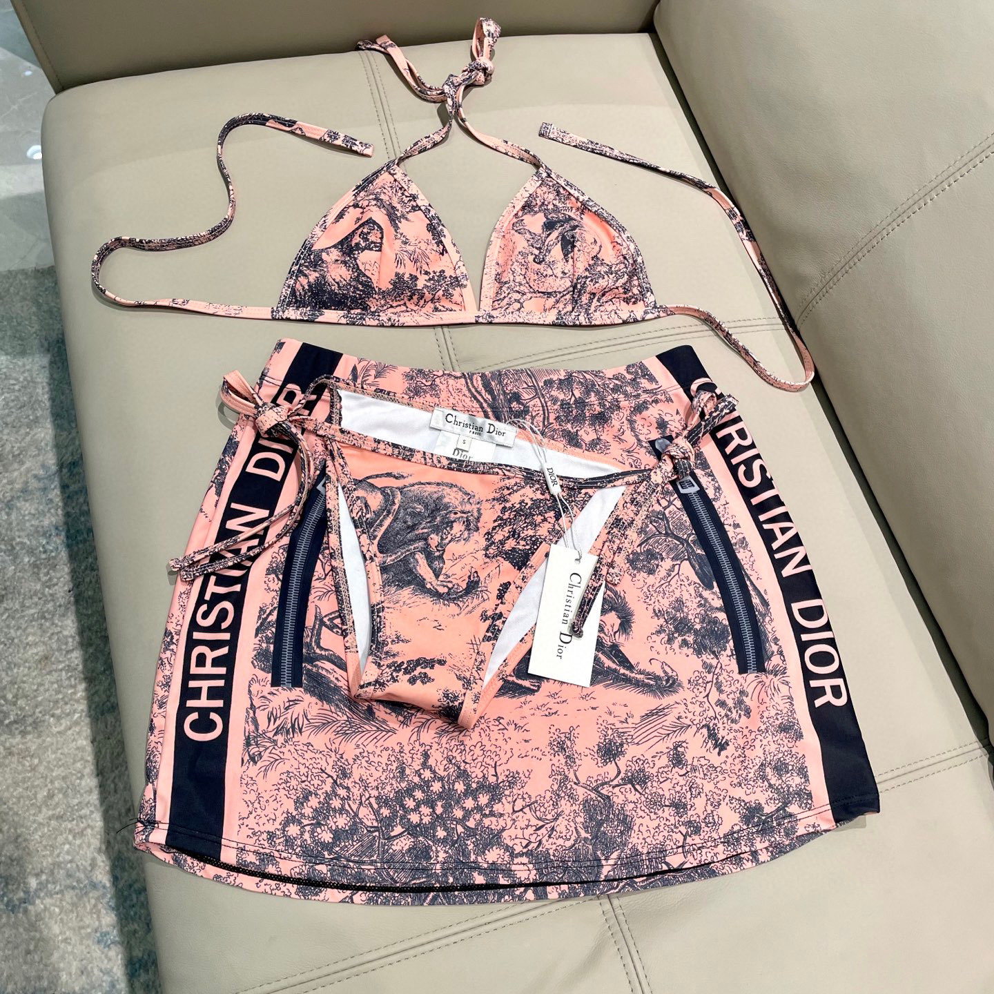  迪奥新款分体泳衣  三件套 时尚潮流款 😍🥰适合多种场景的游泳衣🏊‍♀️海边 游泳池 温泉 水上乐园 