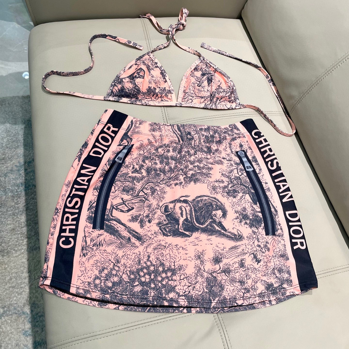  迪奥新款分体泳衣  三件套 时尚潮流款 😍🥰适合多种场景的游泳衣🏊‍♀️海边 游泳池 温泉 水上乐园 