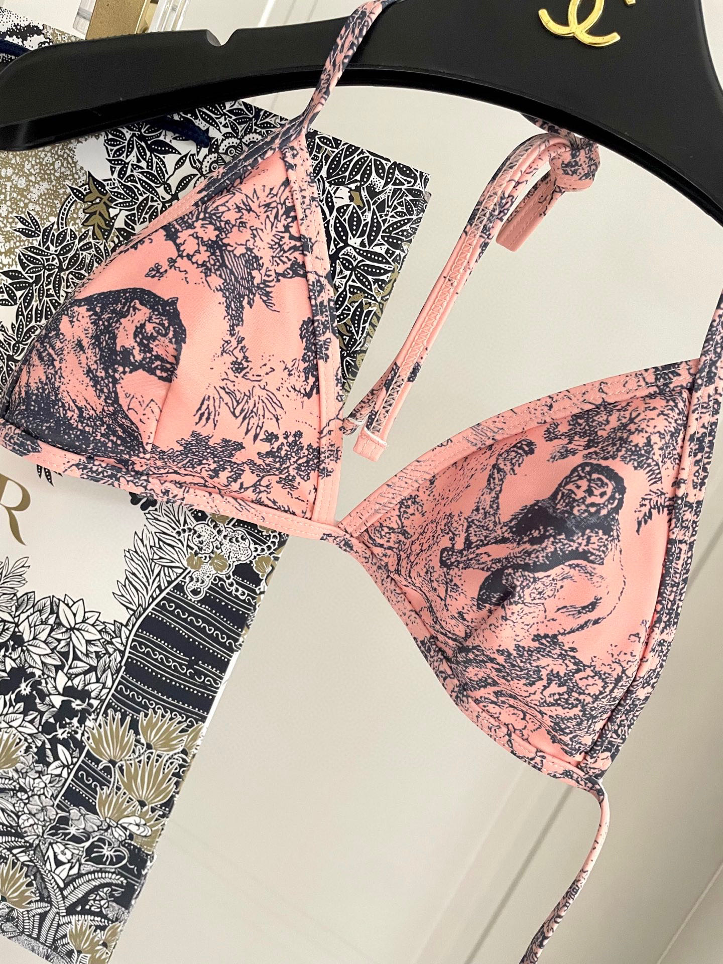  迪奥新款分体泳衣  三件套 时尚潮流款 😍🥰适合多种场景的游泳衣🏊‍♀️海边 游泳池 温泉 水上乐园 