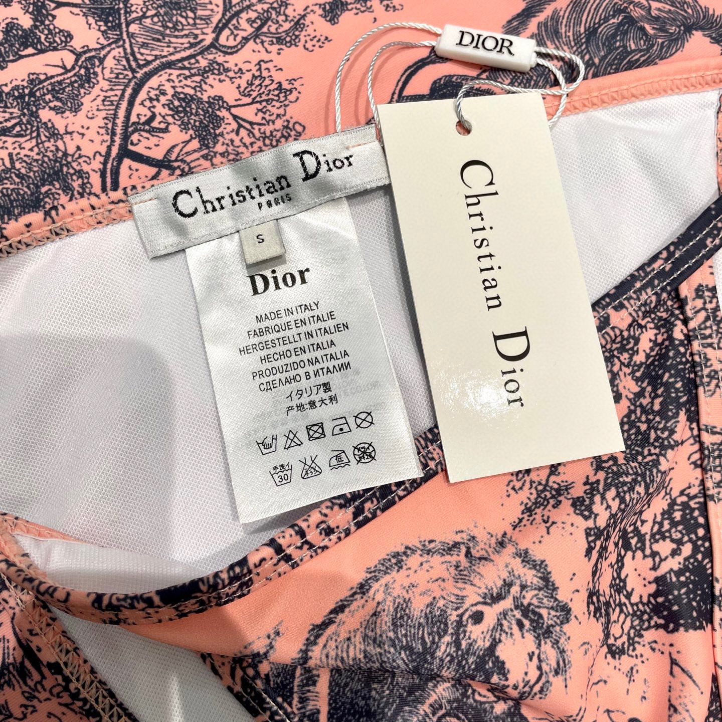  迪奥新款分体泳衣  三件套 时尚潮流款 😍🥰适合多种场景的游泳衣🏊‍♀️海边 游泳池 温泉 水上乐园 