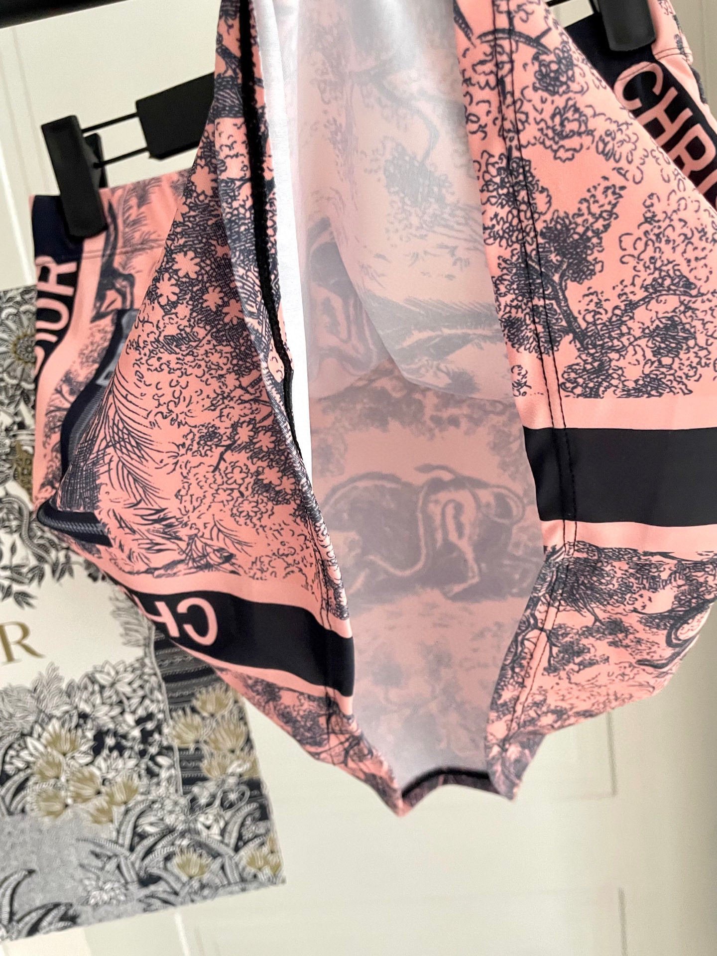  迪奥新款分体泳衣  三件套 时尚潮流款 😍🥰适合多种场景的游泳衣🏊‍♀️海边 游泳池 温泉 水上乐园 