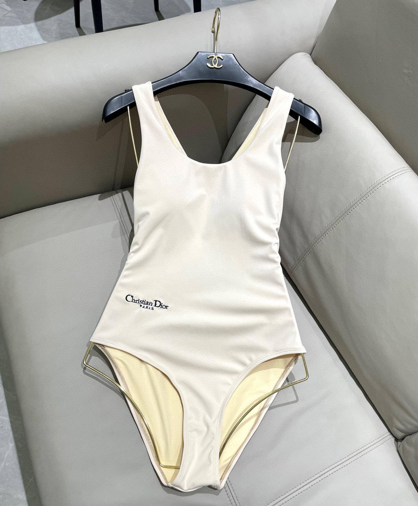  迪奥专柜新款连体泳衣😍🥰适合多种场景的游泳衣🏊‍♀️海边 游泳池 温泉 水上乐园 漂流都可以😌内搭也完