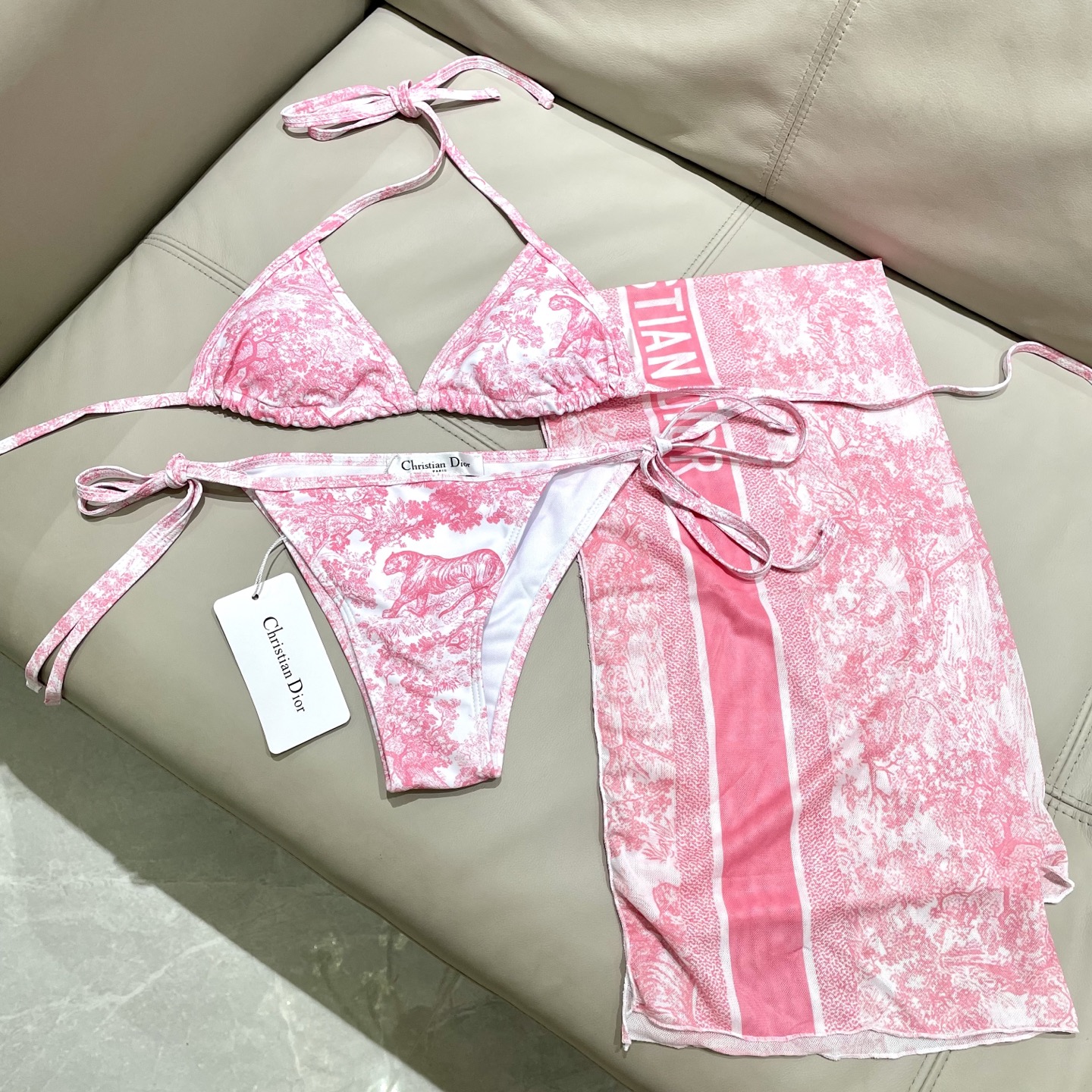  迪奥新款三件套 动物印花专柜新款（带胸垫）😍🥰适合多种场景的游泳衣🏊‍♀️海边 游泳池 温泉 水上乐园