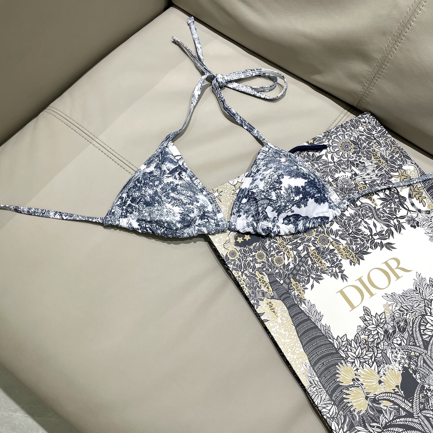  迪奥新款三件套 动物印花专柜新款（带胸垫）😍🥰适合多种场景的游泳衣🏊‍♀️海边 游泳池 温泉 水上乐园