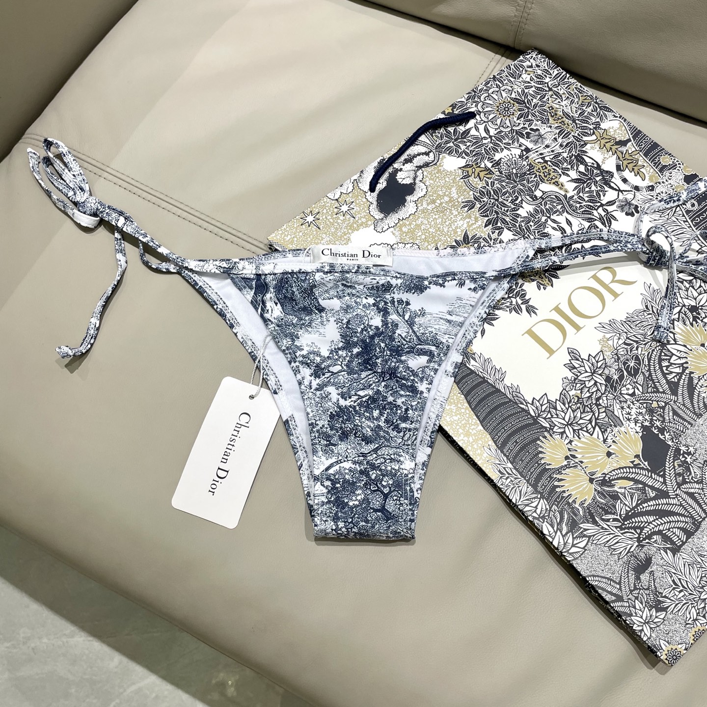  迪奥新款三件套 动物印花专柜新款（带胸垫）😍🥰适合多种场景的游泳衣🏊‍♀️海边 游泳池 温泉 水上乐园