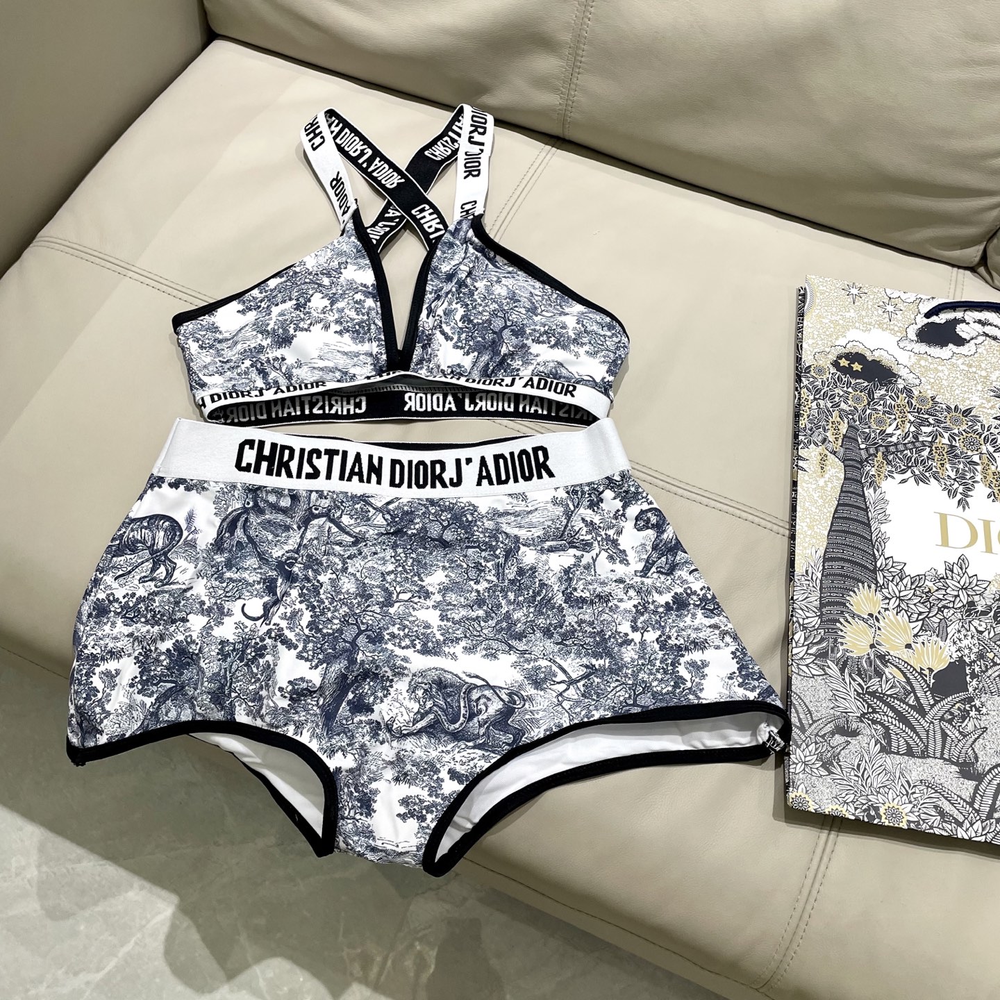  迪奥新款 动物印花专柜新款（带胸垫）😍🥰适合多种场景的游泳衣🏊‍♀️海边 游泳池 温泉 水上乐园 漂流