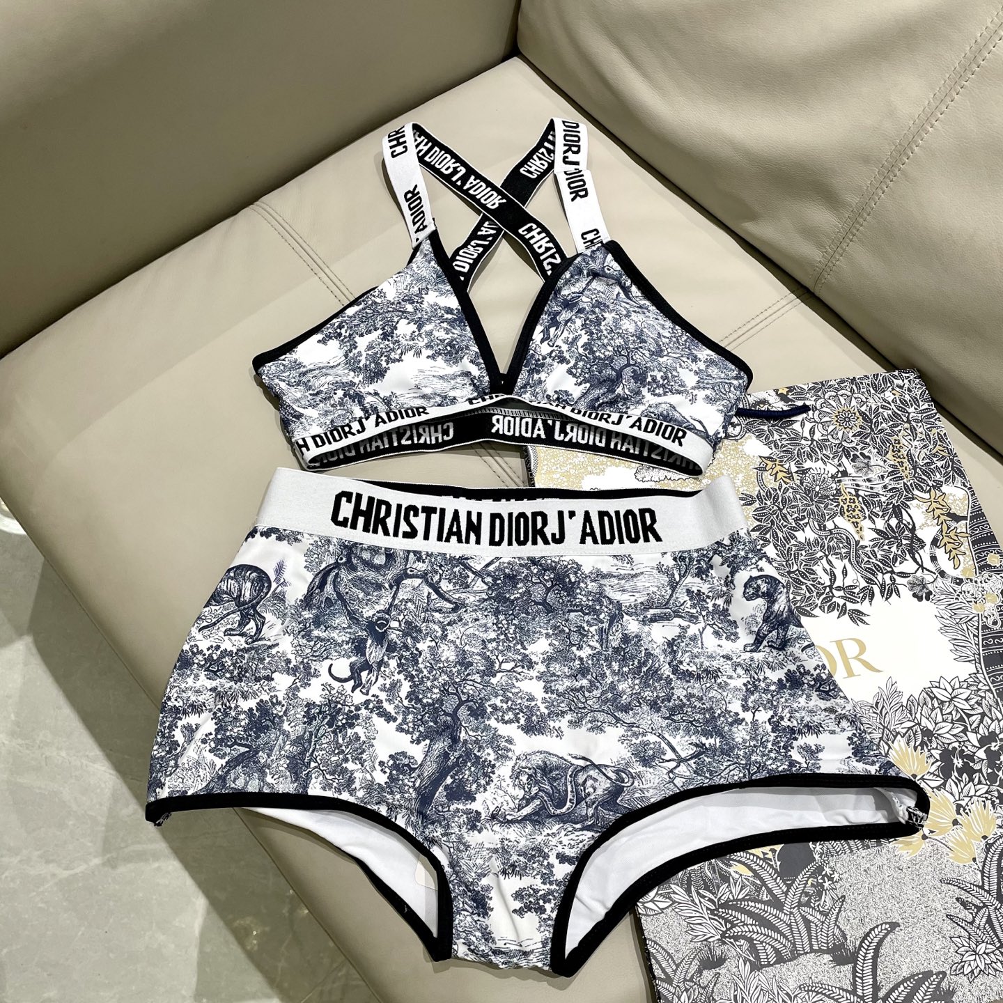  迪奥新款 动物印花专柜新款（带胸垫）😍🥰适合多种场景的游泳衣🏊‍♀️海边 游泳池 温泉 水上乐园 漂流