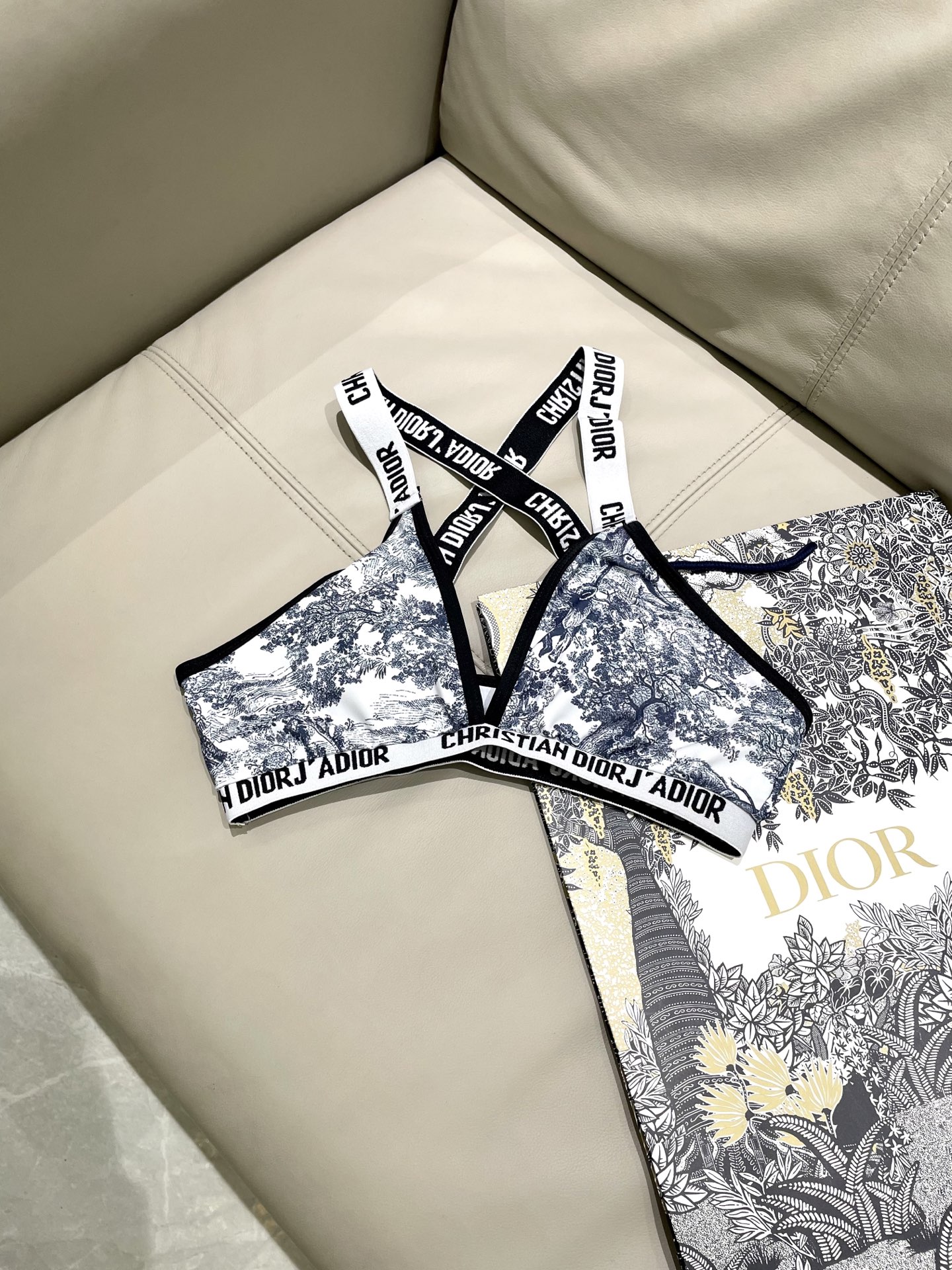  迪奥新款 动物印花专柜新款（带胸垫）😍🥰适合多种场景的游泳衣🏊‍♀️海边 游泳池 温泉 水上乐园 漂流