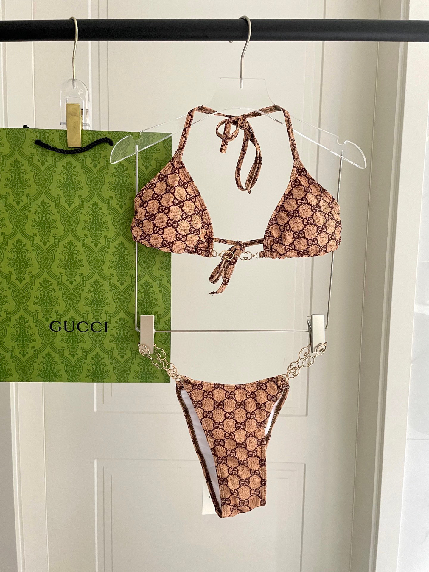 NO:374566,Gucci's new bikini is a swimsuit suitable for many scenes. The beach, swimming pool, hot spring, water park, rafting can be worn inside. The one-piece design covers the flesh and looks tall. The abdomen is a little fleshy and does not affect our beauty. The fabric is breathable and comfortable. The quick-drying elastic swimsuit is easier to clean. S M L Xl swimsuits, swimsuits, bikinis19860909Gucci新款比基尼 适合多种场景的游泳衣♀海边 游泳池 温泉 水上乐园 漂流都可以内搭也完全可以 连体设计遮肉显高挑 腹部有点肉肉也不影响咱美美的 面料透气舒适.速干弹性的游泳衣更加帖肤易清洗 码数S M L Xl 泳衣泳裤比基尼,泳衣，泳裤，比基尼,gucci,swimsuits,bikinis,accessory