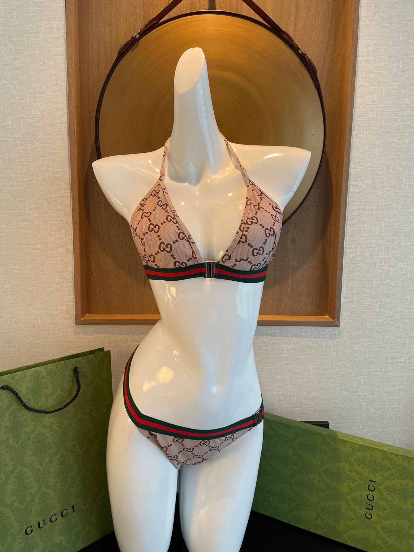 NO:374590,Gucci's new bikini is super good!  It is released simultaneously in major counters, and it naturally presents a sense of fashion!  Very age-reducing and youthful. S M L Xl swimsuits, swimming trunks, bikini, swimsuits, swimming trunks, bikinis19860909Gucci古奇新款比基尼 上身超级棒！同步各大专柜发售,自然而然呈现时尚感！十分减龄,具有年轻活力. 码数S M L Xl泳衣泳裤比基尼,泳衣，泳裤，比基尼,gucci,swimsuits,bikinis,accessory