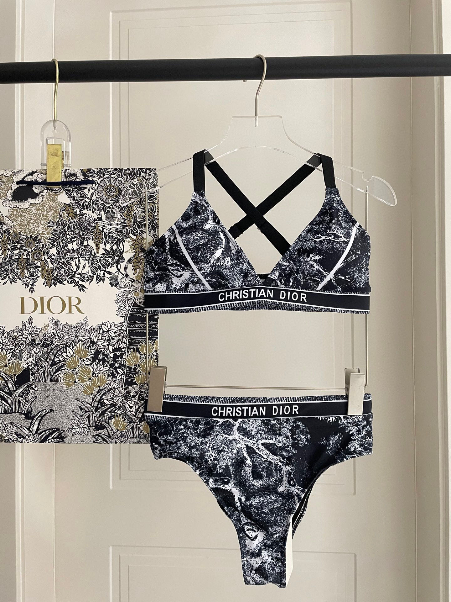 Elegante Traje de Baño Dior con Diseño Abstracto - Comodidad y Estilo en Uno