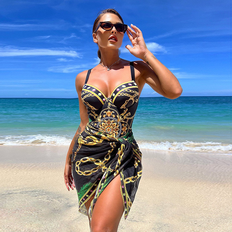 Elegante Traje de Baño Versace con Diseño de Cadena y Pareo a Juego