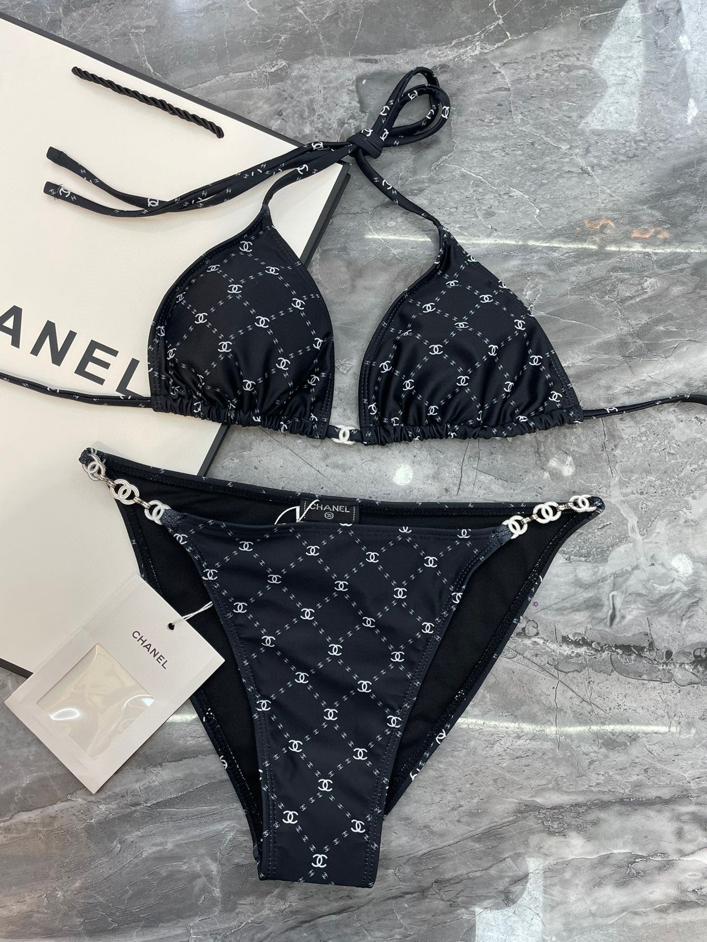  Chanel新款比基尼👙❤️😍🥰适合多种场景的游泳衣🏊‍♀️海边 游泳池 温泉 水上乐园 漂流都可以😌