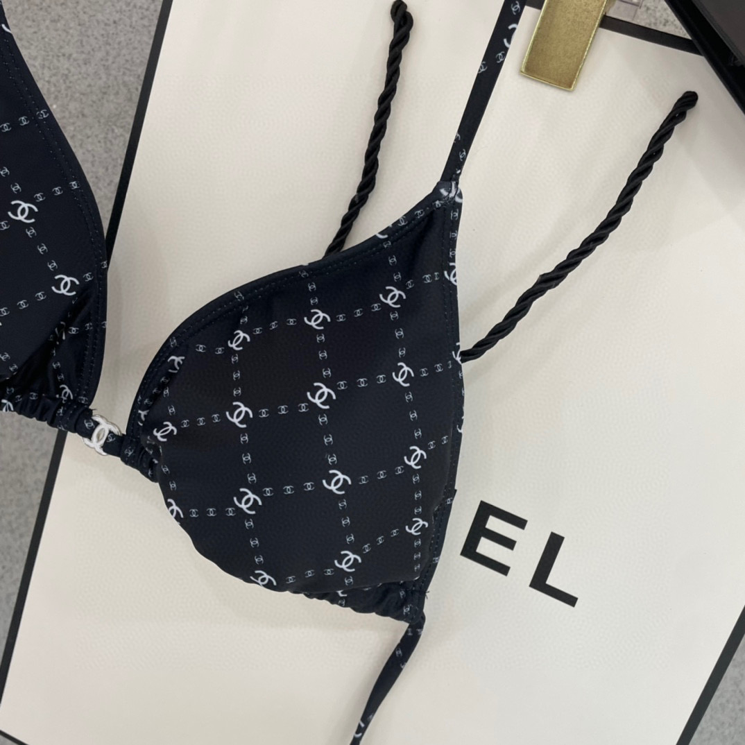  Chanel新款比基尼👙❤️😍🥰适合多种场景的游泳衣🏊‍♀️海边 游泳池 温泉 水上乐园 漂流都可以😌