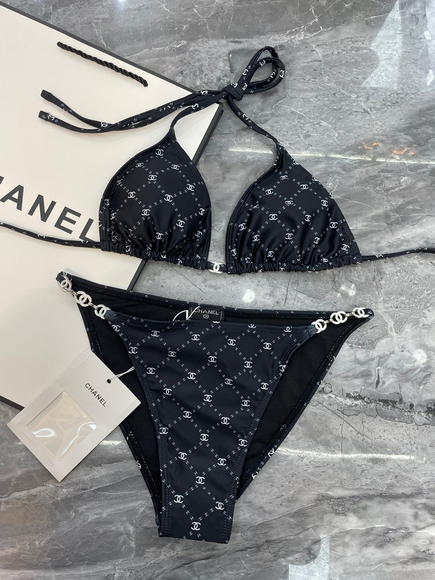  Chanel新款比基尼👙❤️😍🥰适合多种场景的游泳衣🏊‍♀️海边 游泳池 温泉 水上乐园 漂流都可以😌