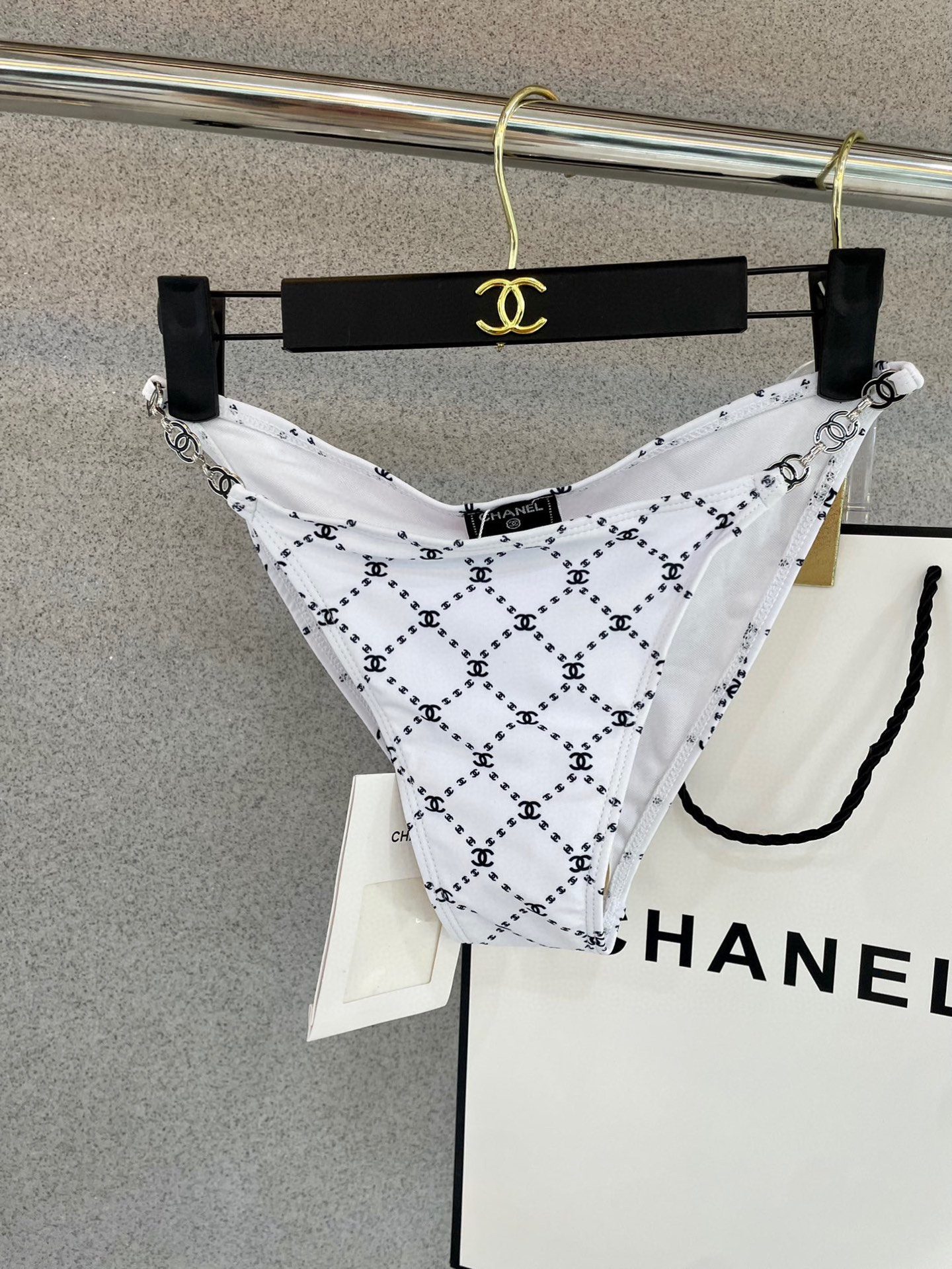  Chanel新款比基尼👙❤️😍🥰适合多种场景的游泳衣🏊‍♀️海边 游泳池 温泉 水上乐园 漂流都可以😌