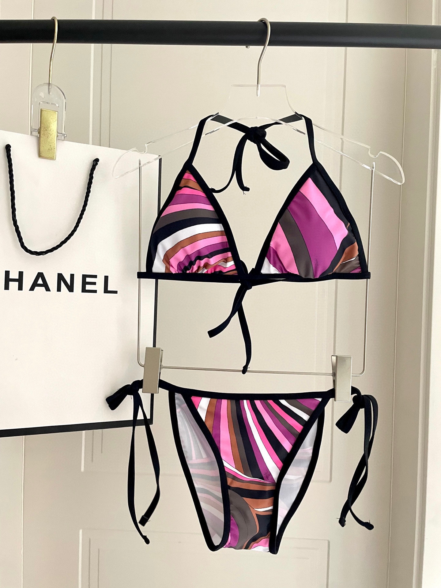 NO:375059,Pucci Bikini is suitable for swimsuits in many scenarios ♀ Beach, Swimming pool, Hot Spring, Water Park, Rafting can be worn inside, and it is completely possible. The one-piece design covers the flesh and looks tall. The belly is a little fleshy and does not affect our beauty. The back design reveals the beautiful back. The fabric is breathable and comfortable. The quick-drying elastic swimsuit is easier to clean. S M L Xl Swimming suits, swimming trunks, bikinis19860909Pucci 比基尼适合多种场景的游泳衣♀海边 游泳池 温泉 水上乐园 漂流都可以内搭也完全可以 连体设计遮肉显高挑 腹部有点肉肉也不影响咱美美的 背面设计大露美背 面料透气舒适.速干弹性的游泳衣更加帖肤易清洗 码数S M L Xl 泳衣泳裤比基尼,泳衣，泳裤，比基尼,swimsuits,bikinis,accessory