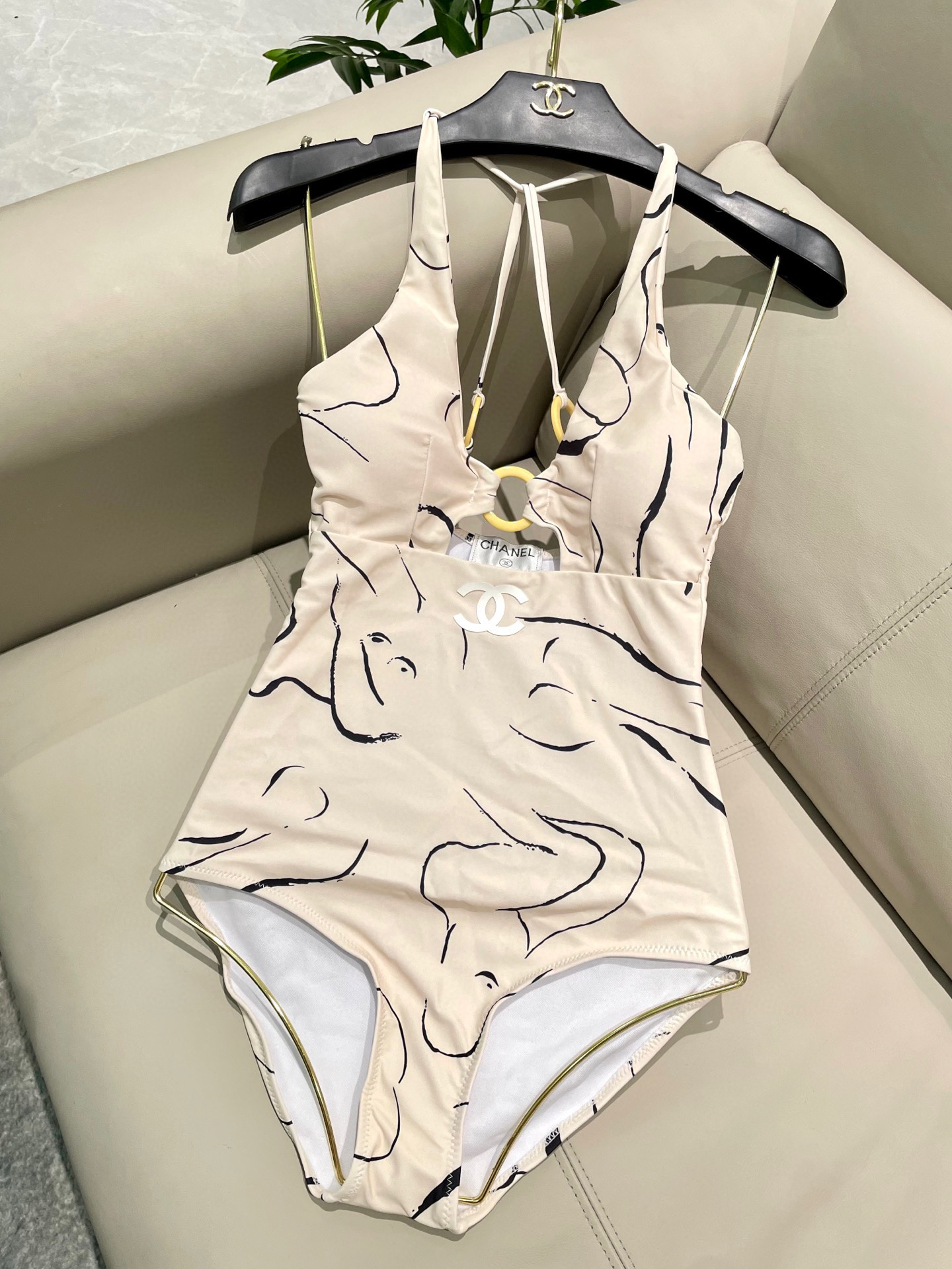  Chanel新款连体泳衣   时尚潮流款 😍🥰适合多种场景的游泳衣🏊‍♀️海边 游泳池 温泉 水上乐园