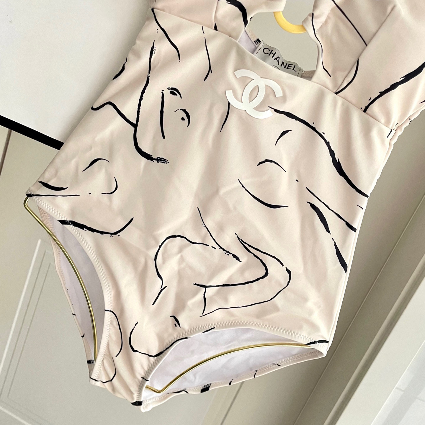  Chanel新款连体泳衣   时尚潮流款 😍🥰适合多种场景的游泳衣🏊‍♀️海边 游泳池 温泉 水上乐园