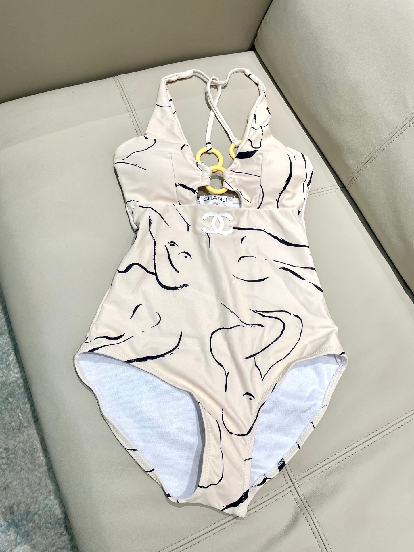  Chanel新款连体泳衣   时尚潮流款 😍🥰适合多种场景的游泳衣🏊‍♀️海边 游泳池 温泉 水上乐园
