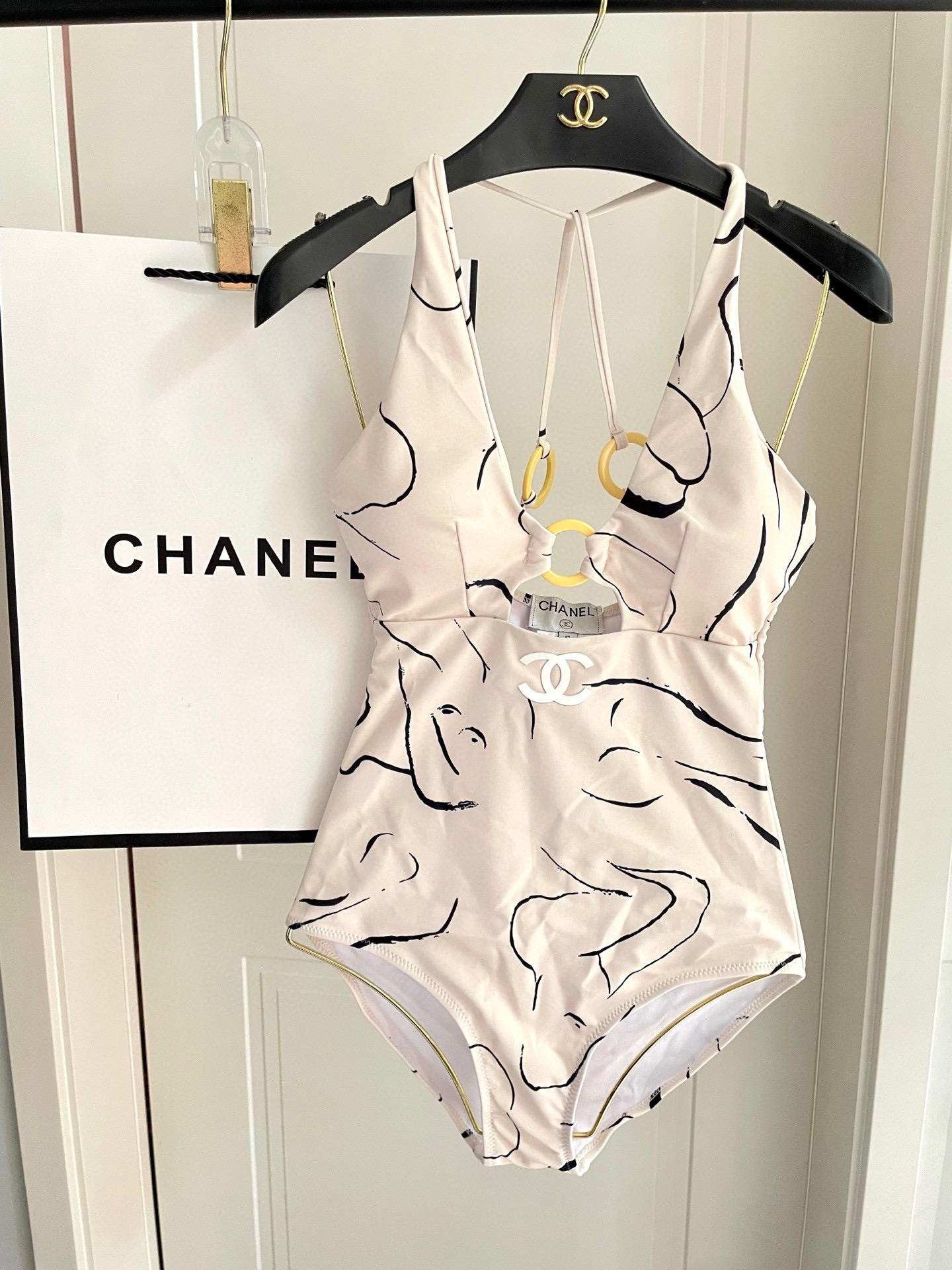  Chanel新款连体泳衣   时尚潮流款 😍🥰适合多种场景的游泳衣🏊‍♀️海边 游泳池 温泉 水上乐园