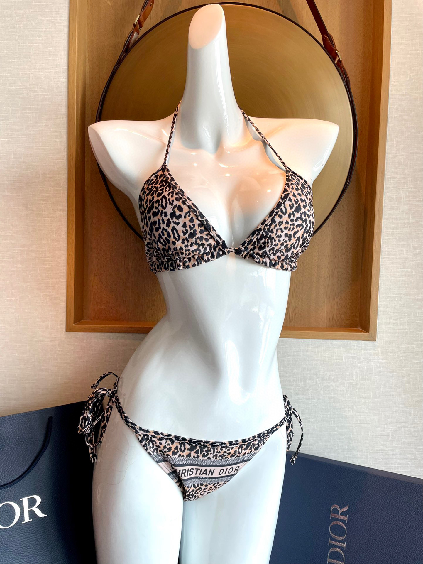 NO:375253,70 Dior leopard print bikini swimsuit, super awesome upper body!  It is released simultaneously in major counters, and it naturally presents a sense of fashion!  Very age-reducing, youthful and energetic.SML Xl swimsuits, swimsuits, swimsuits, bikinis1986090970 Dior豹纹比基尼泳衣,上身超级棒！同步各大专柜发售,自然而然呈现时尚感！十分减龄,具有年轻活力.SML Xl泳衣泳裤比基尼,泳衣，泳裤，比基尼,dior,swimsuits,bikinis,accessory