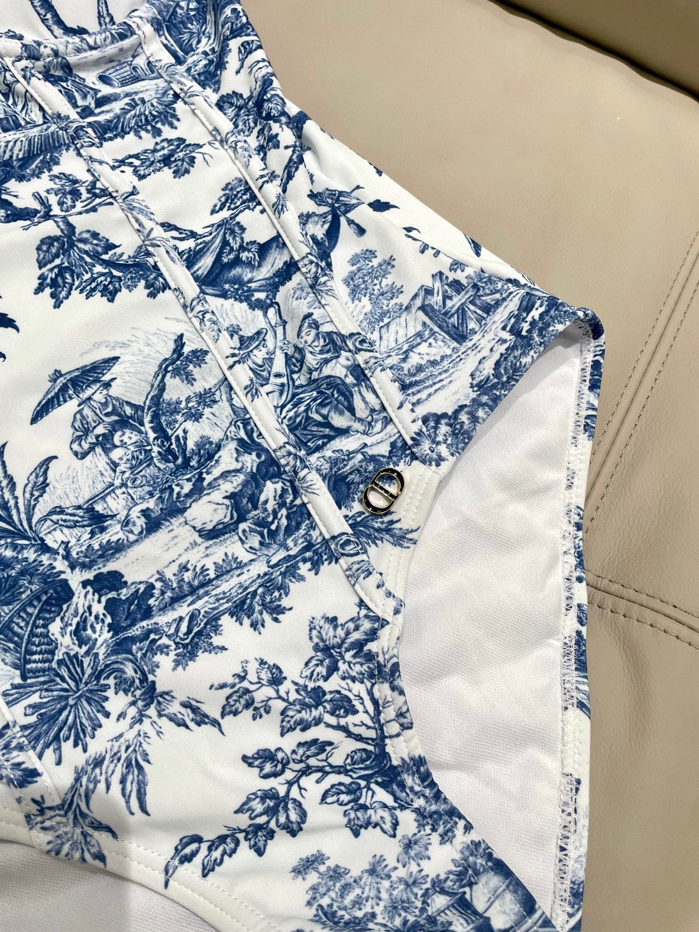  迪奥新款泳衣2件套 😍🥰适合多种场景的游泳衣🏊‍♀️海边 游泳池 温泉 水上乐园 漂流都可以😌内搭也完