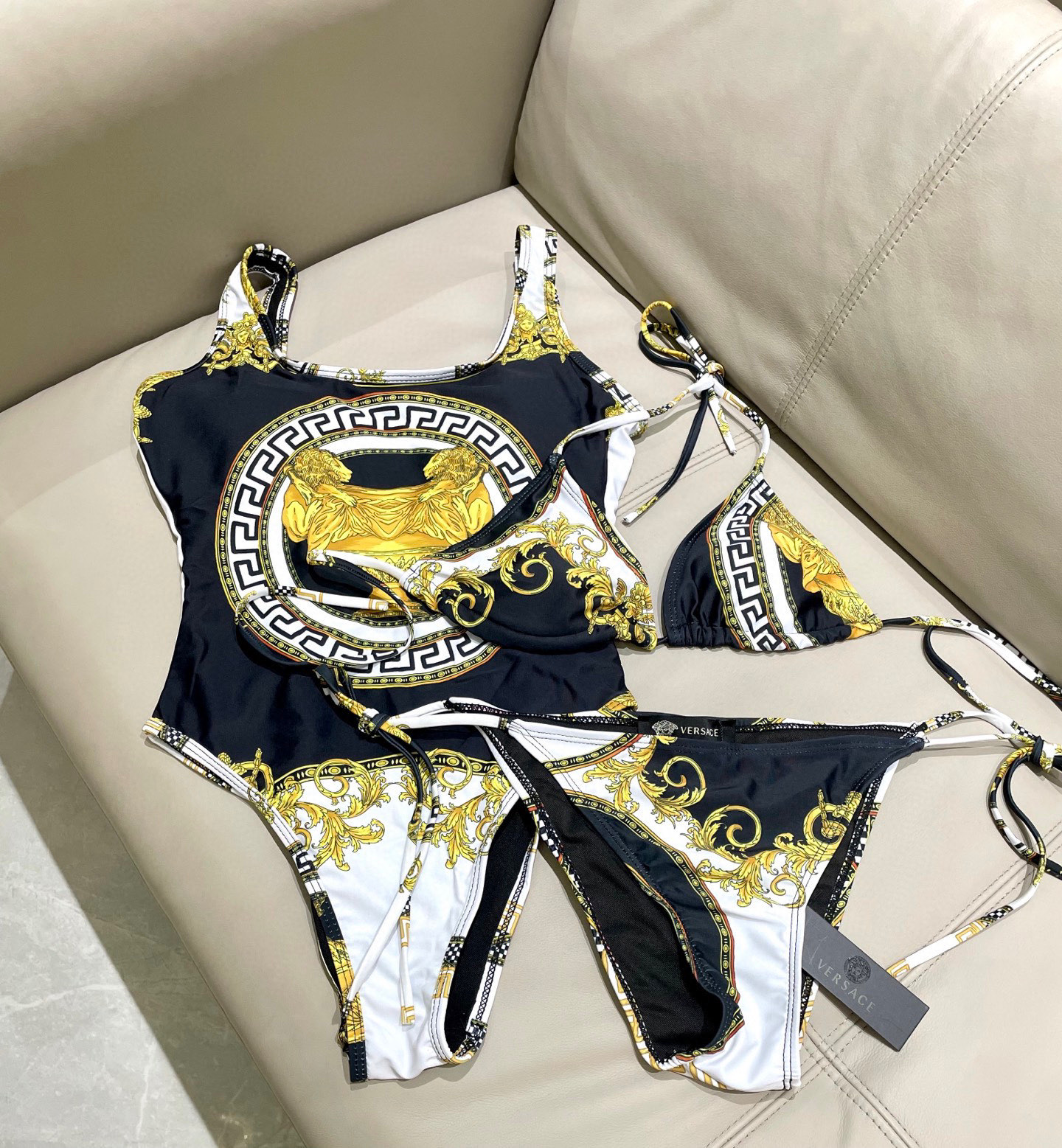  范思哲新款泳衣  😍🥰适合多种场景的游泳衣🏊‍♀️海边 游泳池 温泉 水上乐园 漂流都可以😌内搭也完全